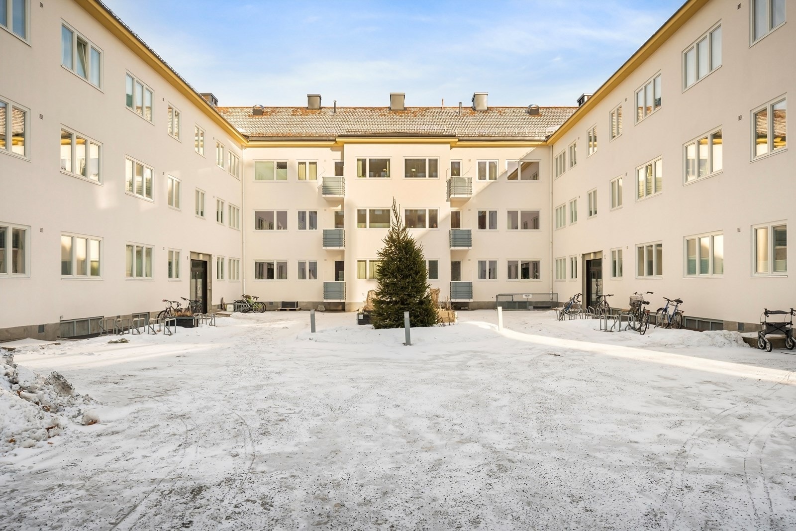 Koselig bakgård Galleribilde