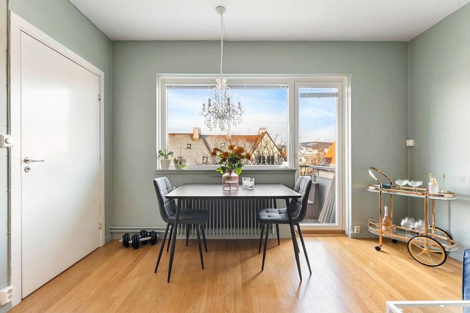 Stuen har også god plass til spisebord Galleribilde