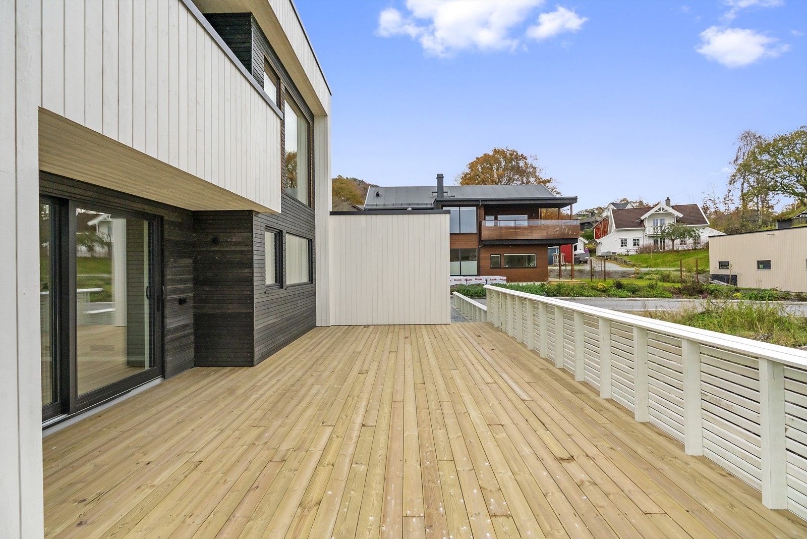 Tomten er fint opparbeidet rundt hele eiendommen med terrasse, asfaltert innkjørsel og hage. Her på Terrassen har en direkte tilgang til kjellerstue. Galleribilde