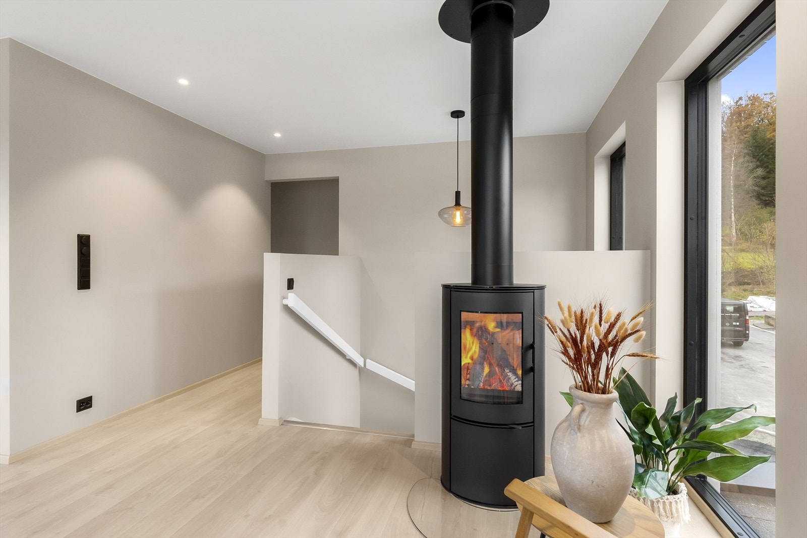 Herlig vedovn til oppvarming på kalde dager. Boligen har i tillegg varmekabler på gulv på begge bad og vaskerom. Galleribilde