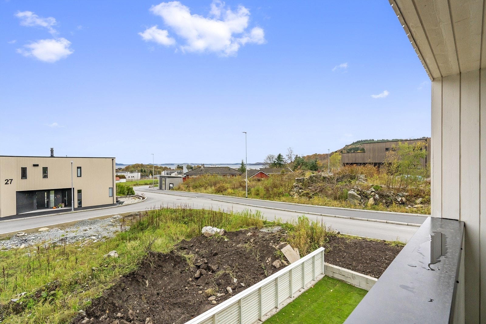 Delvis sjøutsikt fra 2.etasje. Galleribilde