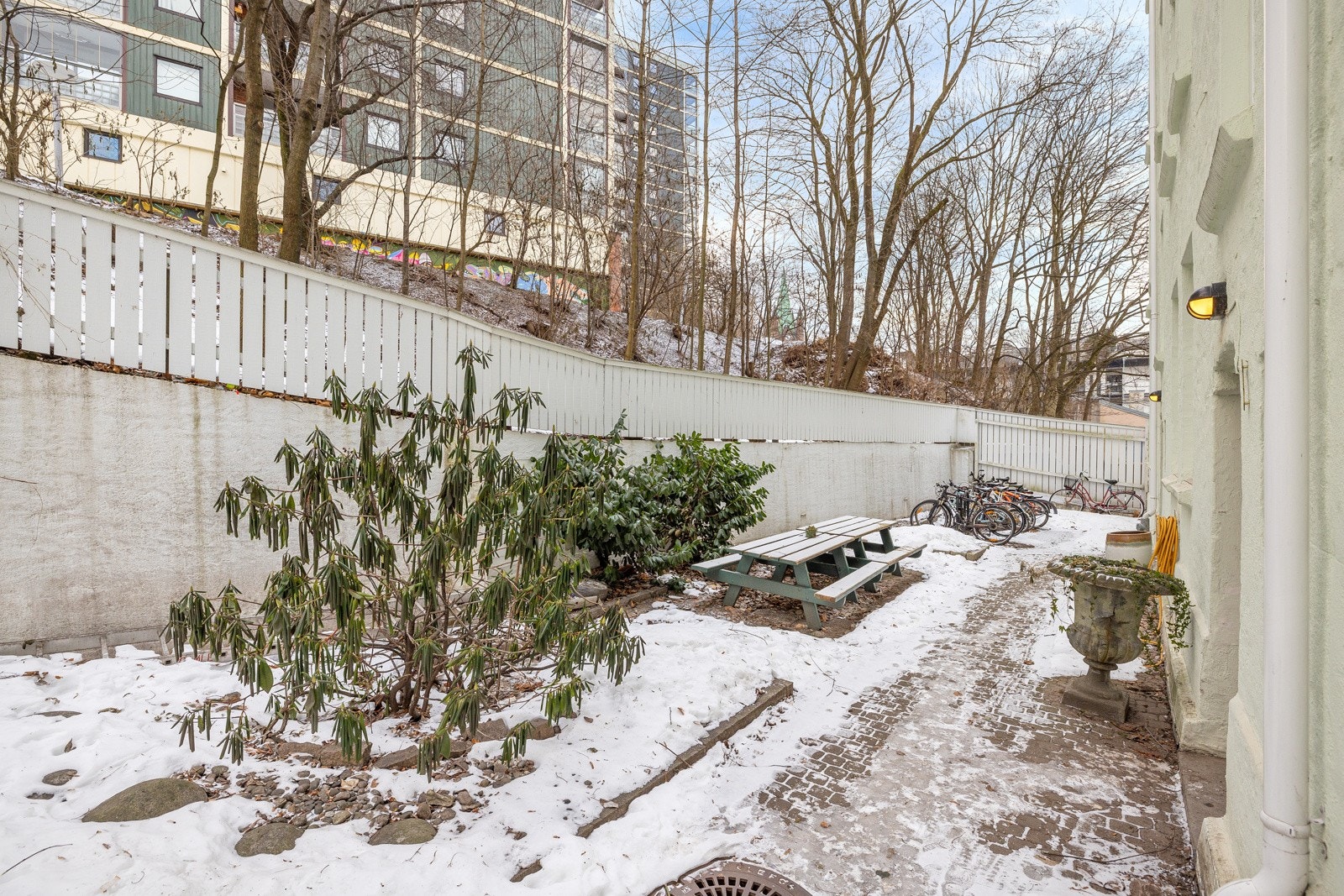 Borettslaget har fine fellesområder i bakgården, perfekt for sosiale sammenkomster og varme sommerdager. Galleribilde