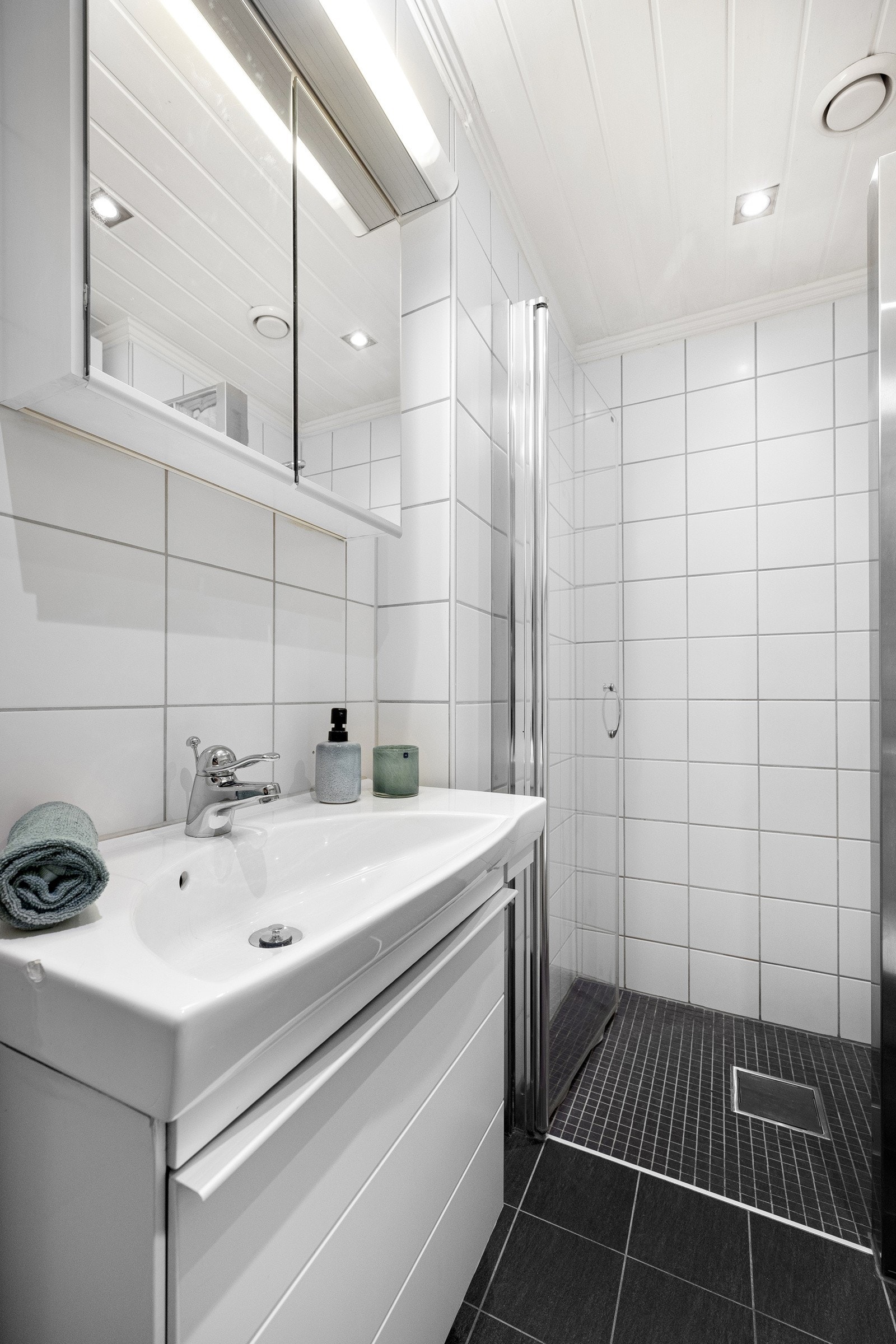 Romslig dusjhjørne levegg i glassbyggerstein og glassdør. Galleribilde