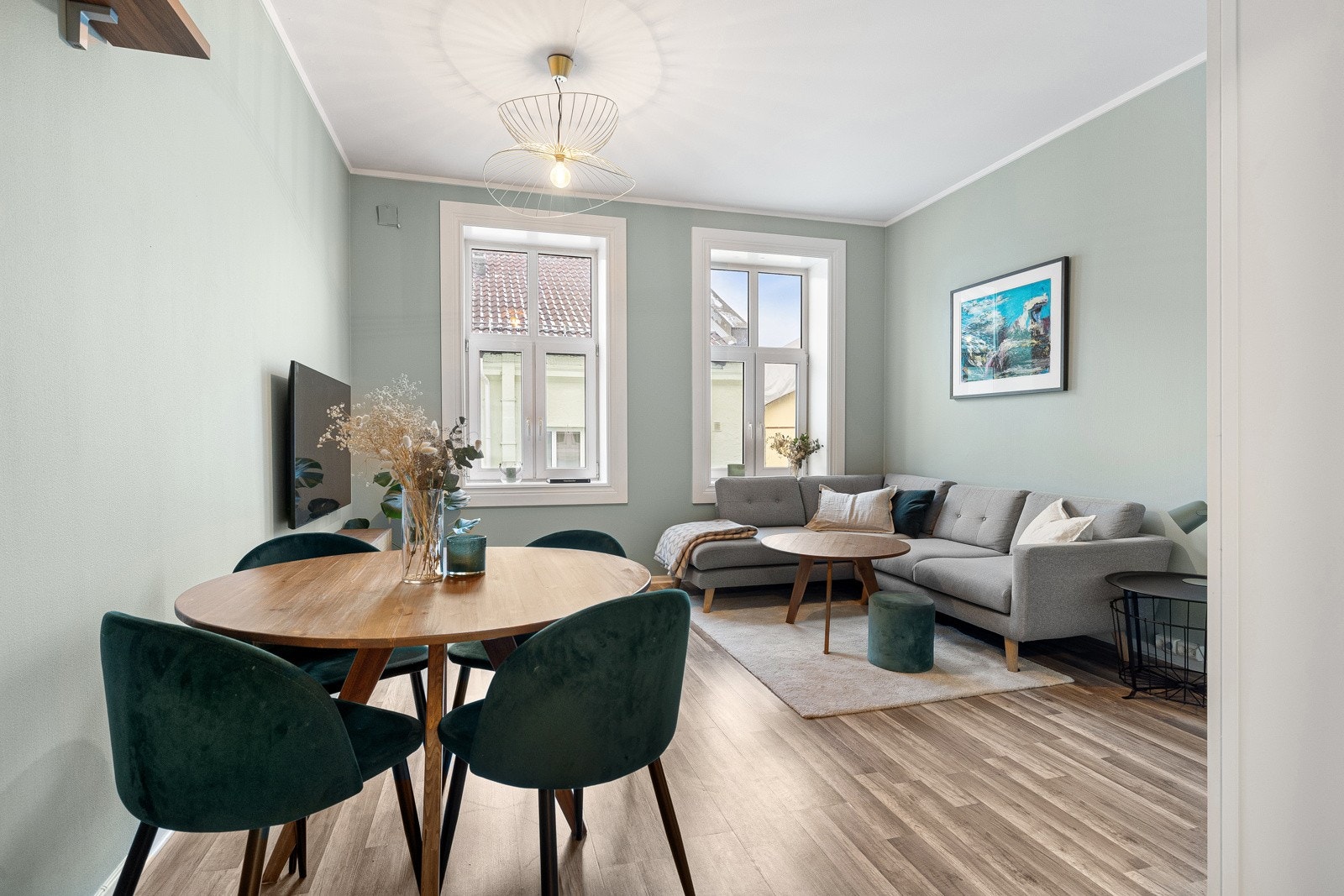 Store, flotte vindusflater som slipper inn rikelig med naturlig lys. Galleribilde