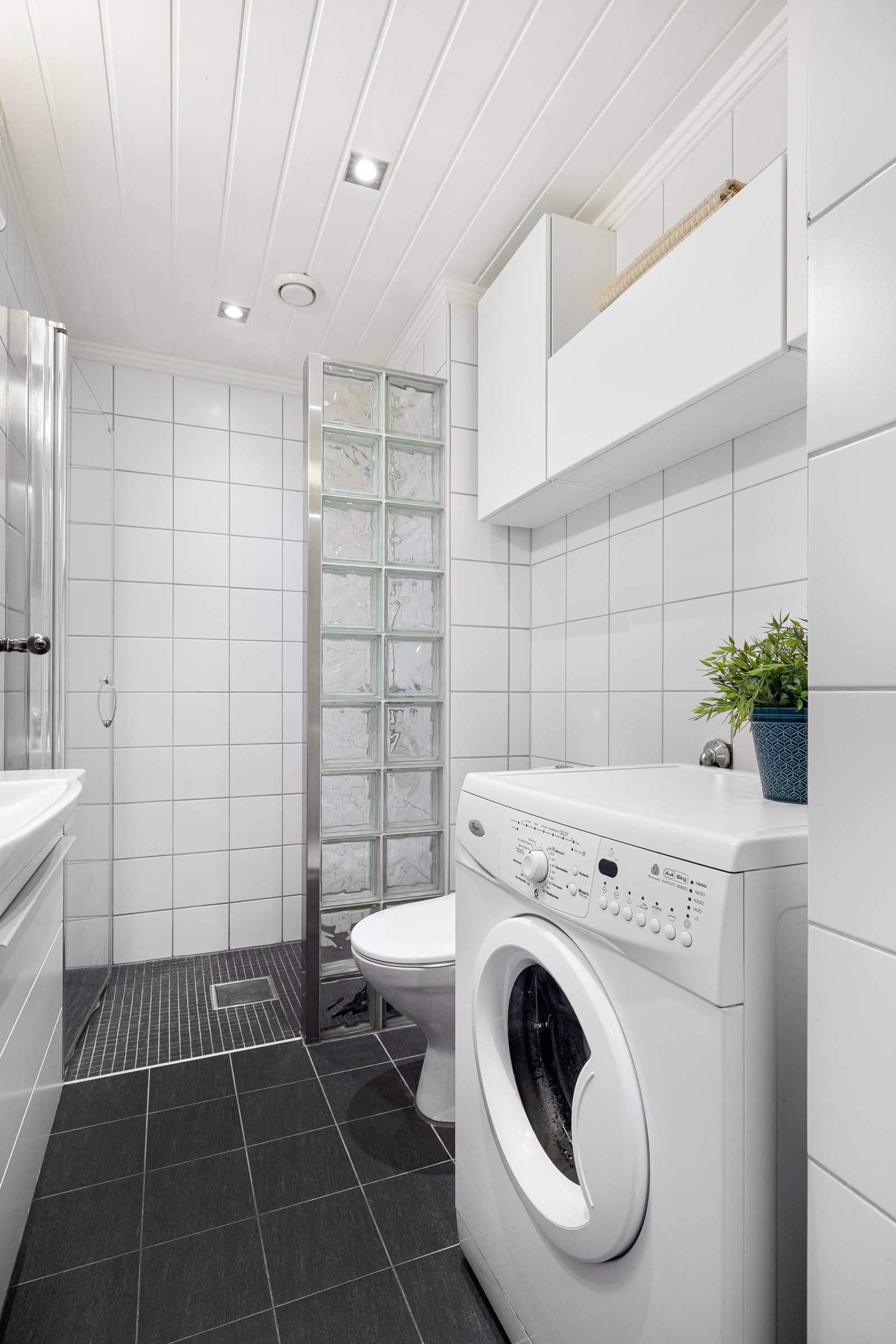 Pent, flislagt bad med elektriske varmekabler. Overflateoppusset i 2018. Galleribilde