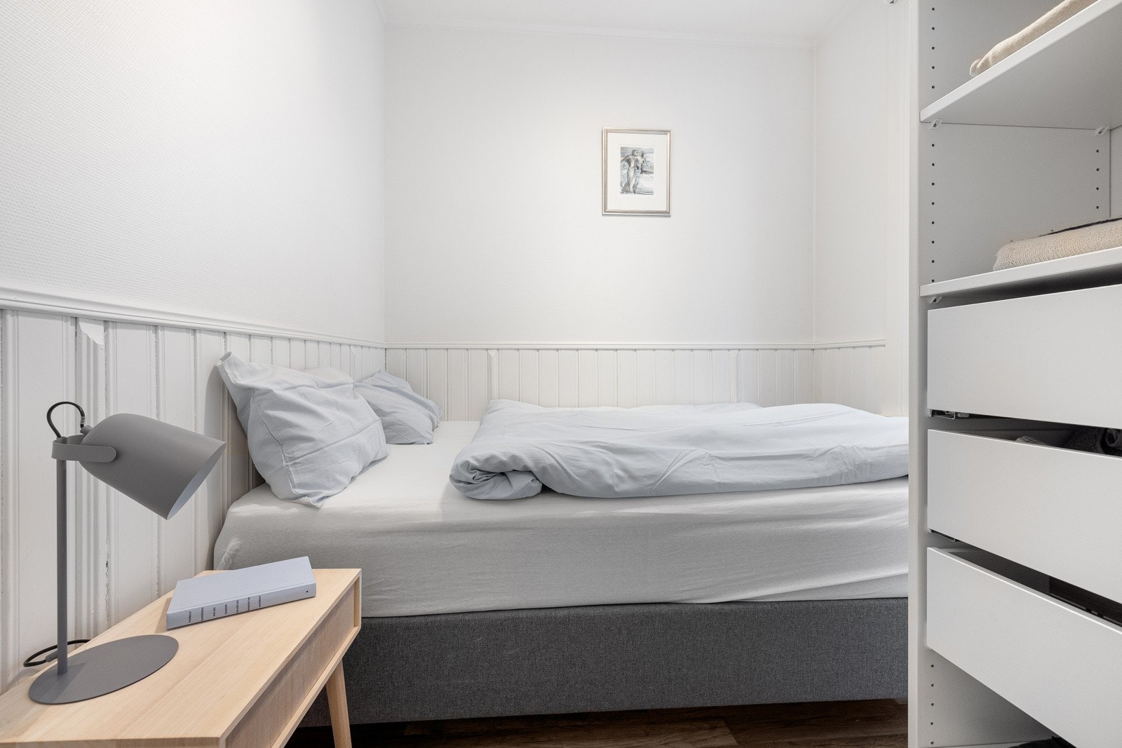 Soverom med god plass til dobbeltseng og garderobeløsning. Galleribilde