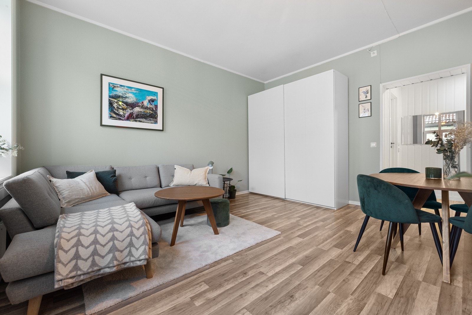 Generøs takhøyde på ca. 2,9 m som underbygger den gode romfølelsen. Galleribilde