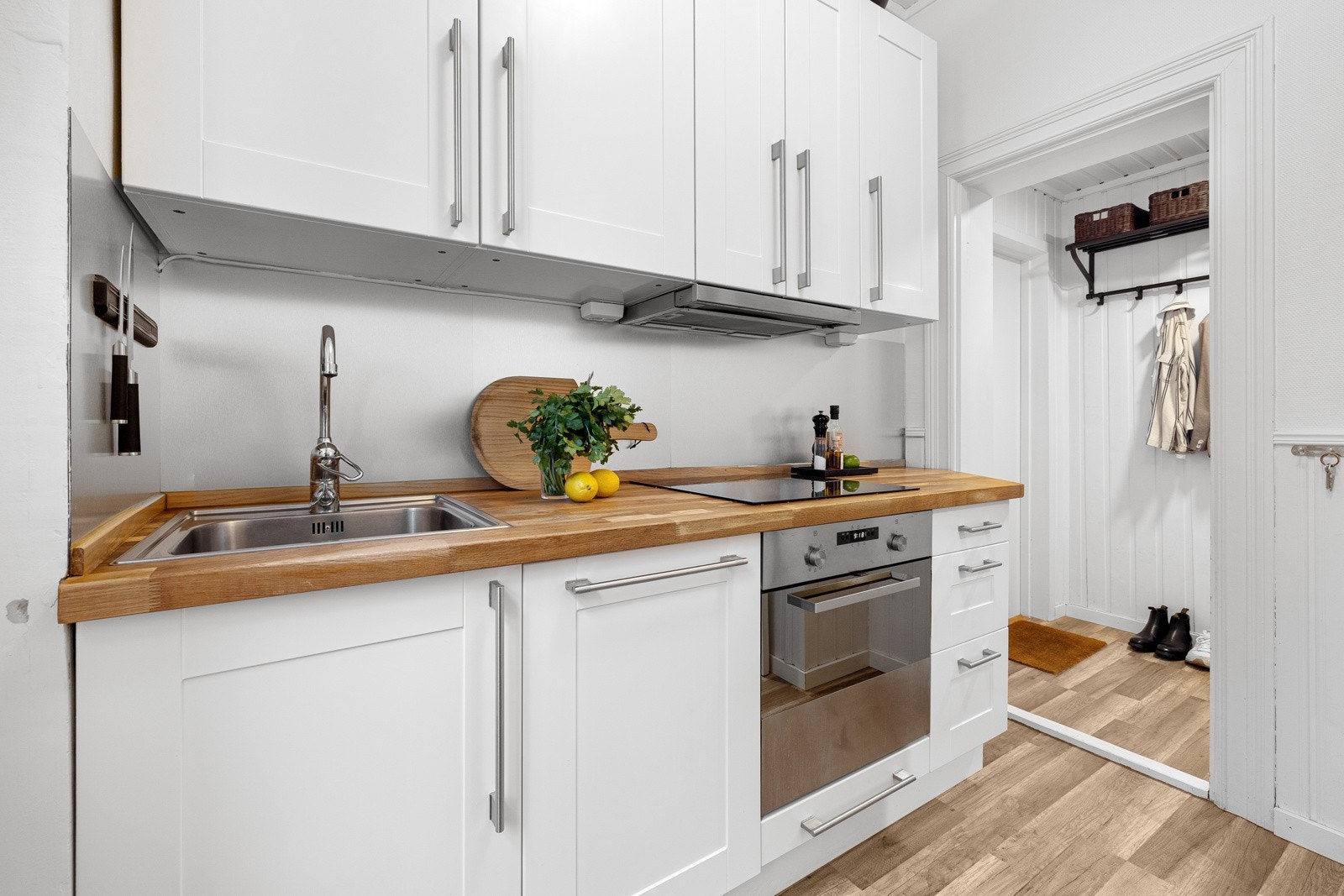 Integrerte hvitevarer i form av oppvaskmaskin, komfyr og platetopp. Galleribilde