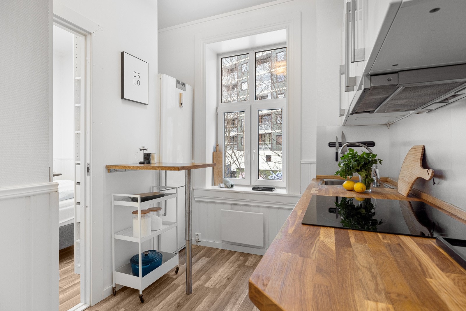 Leiligheten ligger i byggets 4. etasje og fremstår lys og luftig med lysinnslipp fra to sider. Galleribilde