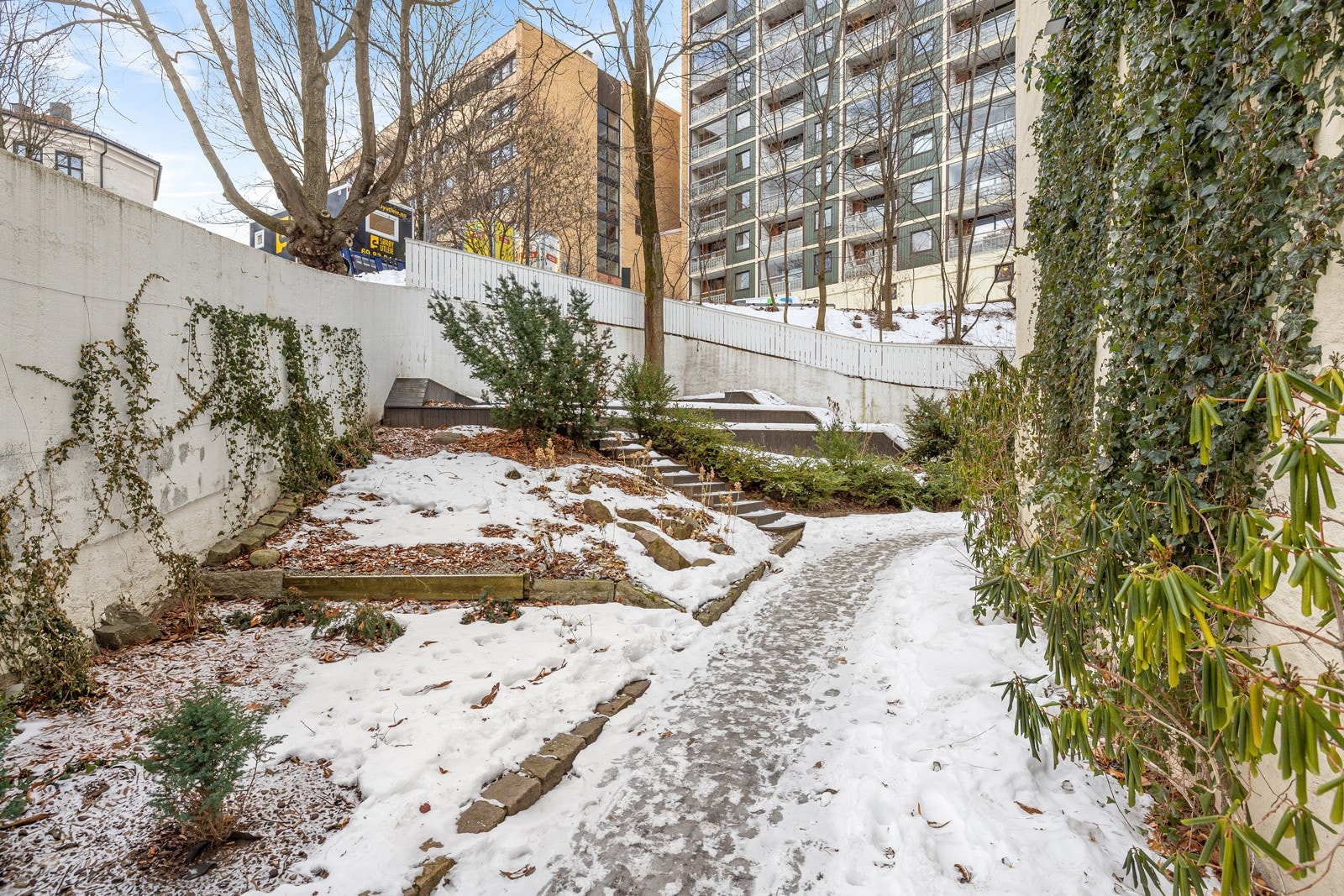 Supersentral beliggenhet, likevel tilbaketrukket i enveiskjørt gate. Galleribilde