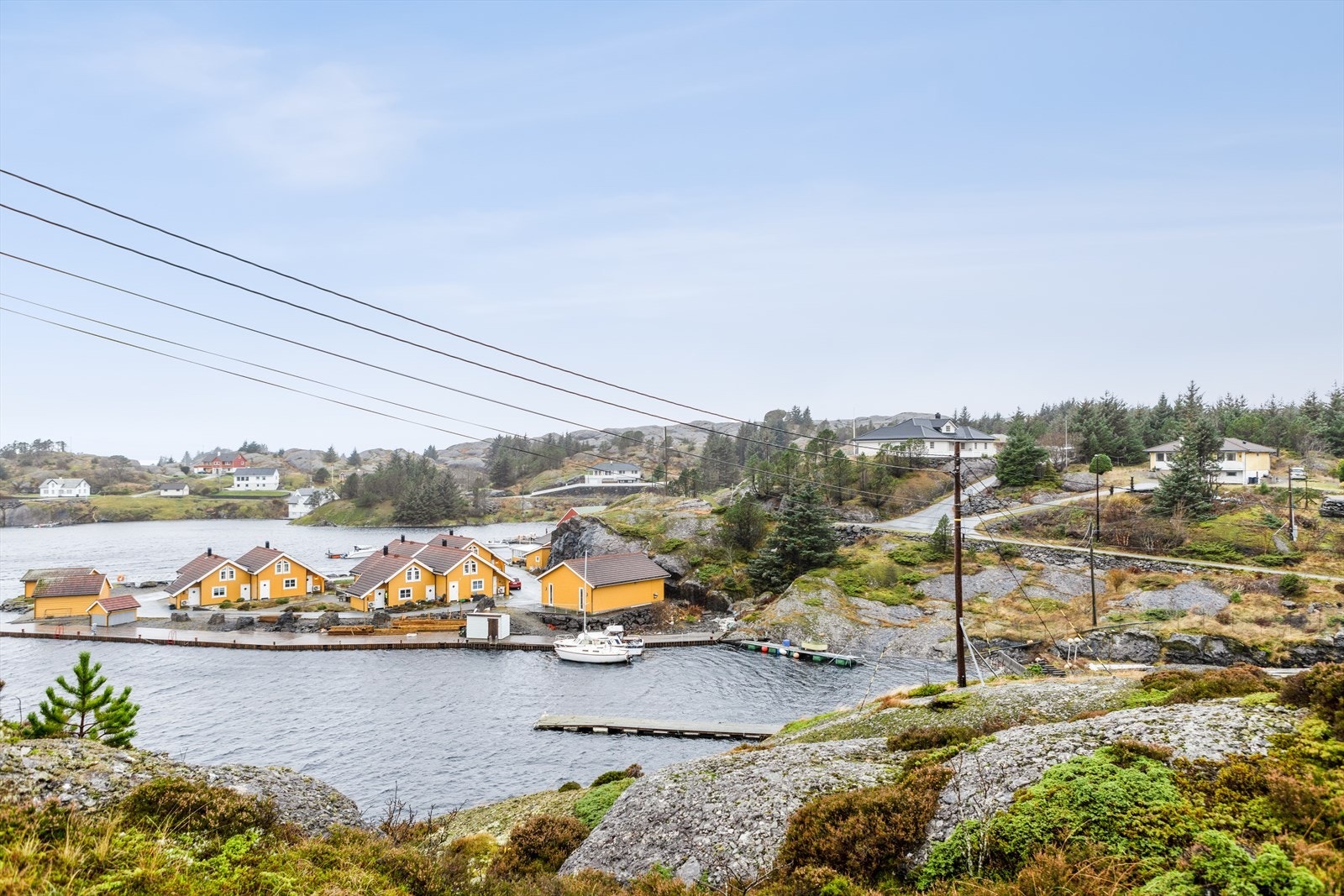 Boligen ligger med gå avstand til sjø Galleribilde