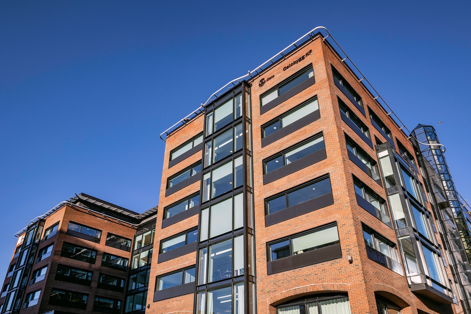 Bygget ligger flott til på Helsfyr, med Fyrstikktorget og alt av kollektivtrafikk som nærmeste nabo. Galleribilde