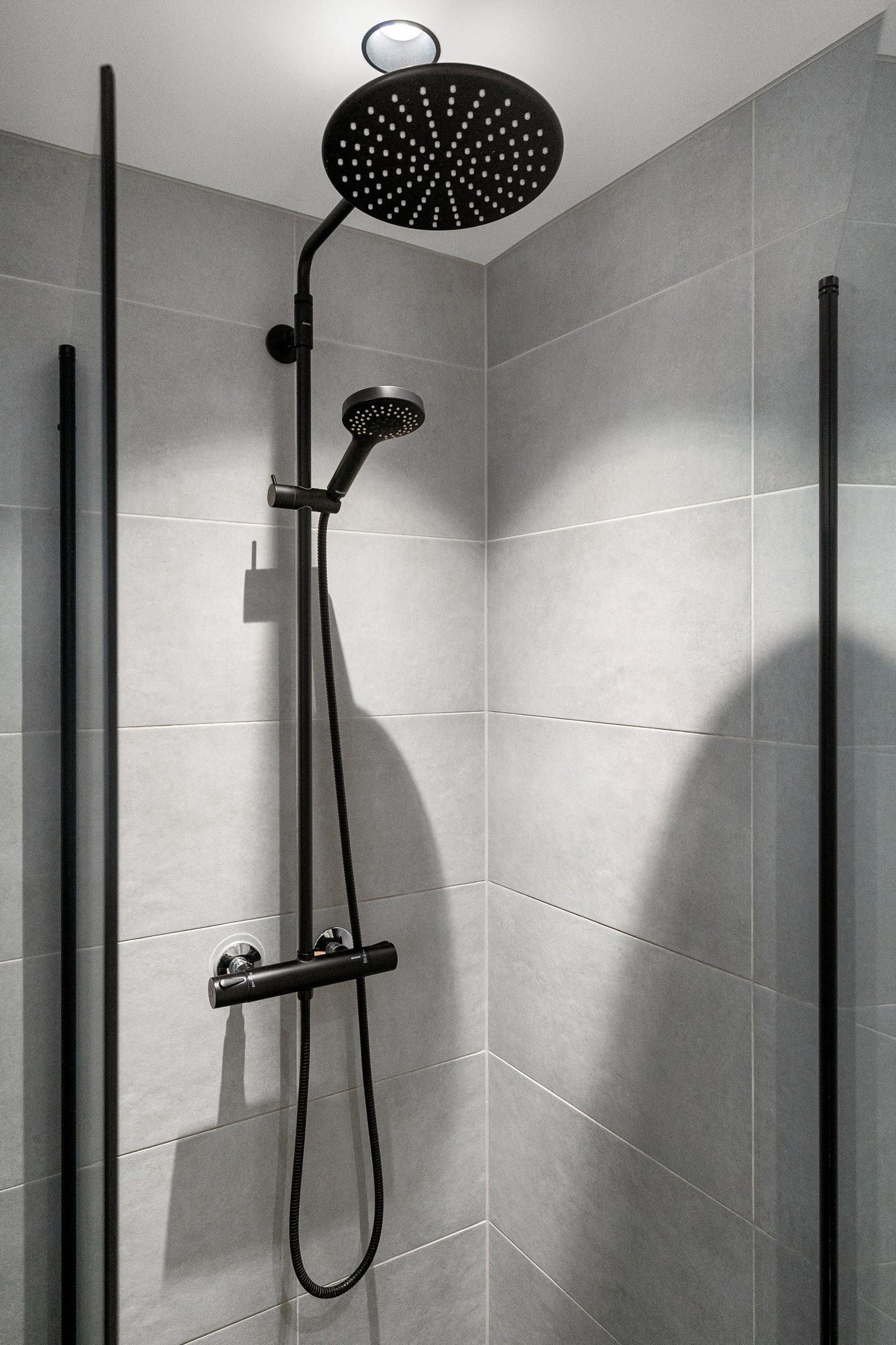 Lekkert flislagt bad med regnfallsdusj. Galleribilde