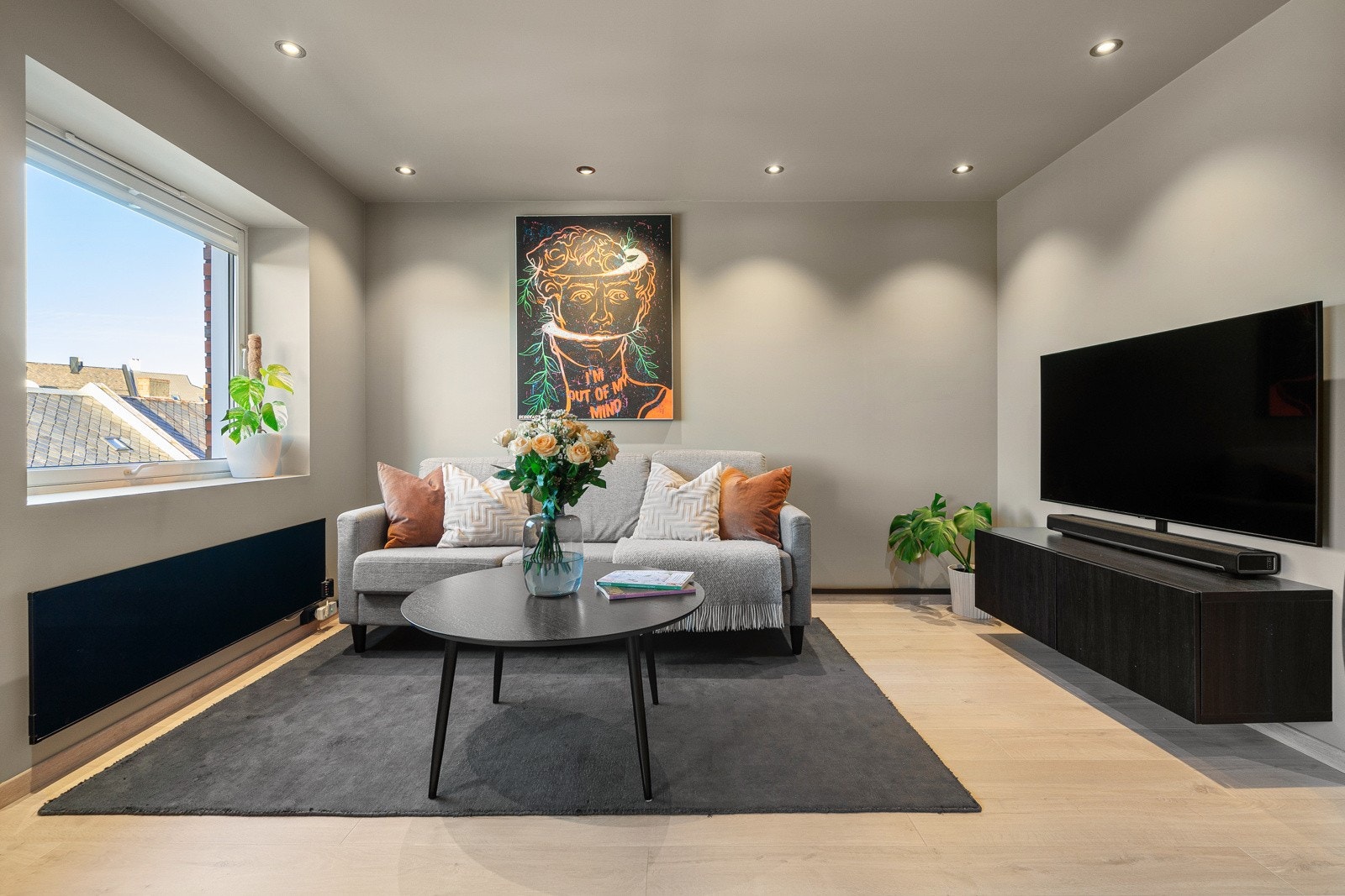 Stilfullt belysning med downlights i tak med flere soner. Det er store vinduer i stuen/kjøkkenet som gir masse lys, og her kan sol og innsyn skjermes med plisségardin ved behov. Galleribilde