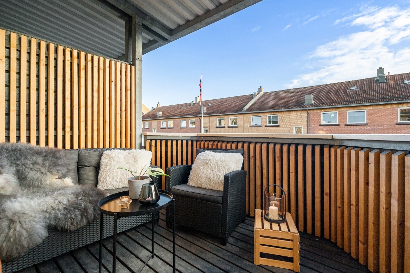 Balkongen gir leiligheten en fin forlengelse i sommerhalvåret. Galleribilde