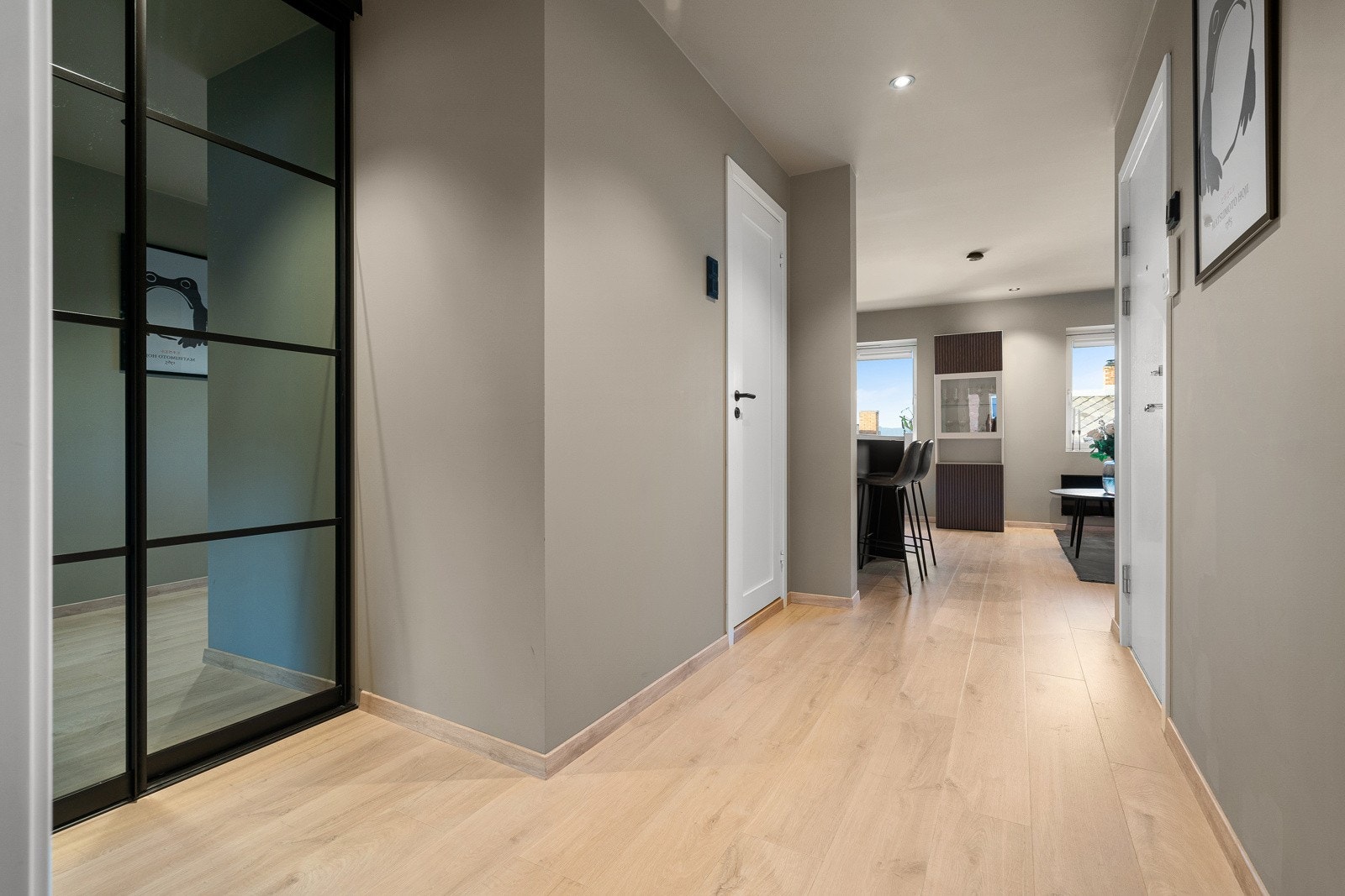 Felleskostnadene inkluderer bl.a. rente/avdrag fellesgjeld, oppvarming varmtvann, TV/internett, driftsdel, bygg forsikring og kommunale avgifter. Galleribilde