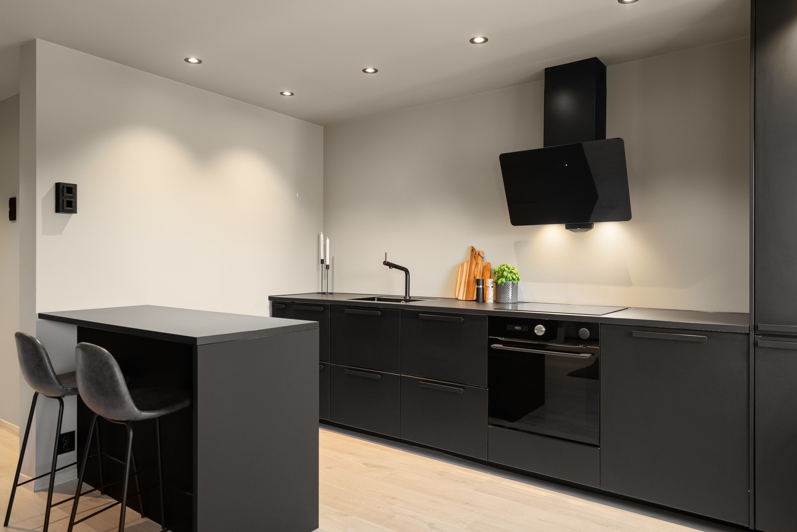 Stilfull innredning fra 2020 med moderne uttrykk i dempet sort. Gode benkeflater og mye oppbevaringsplass. Galleribilde