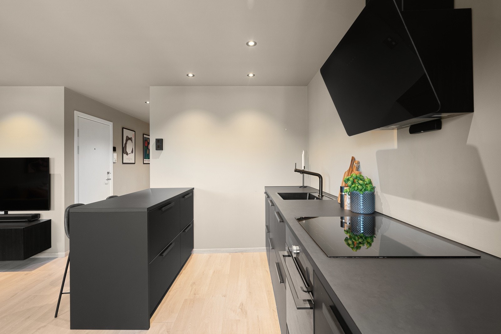 Kjøkkenet er utstyrt med integrerte hvitevarer som stekeovn, induksjonstopp, oppvaskmaskin og kjøleskap med fryser. Galleribilde