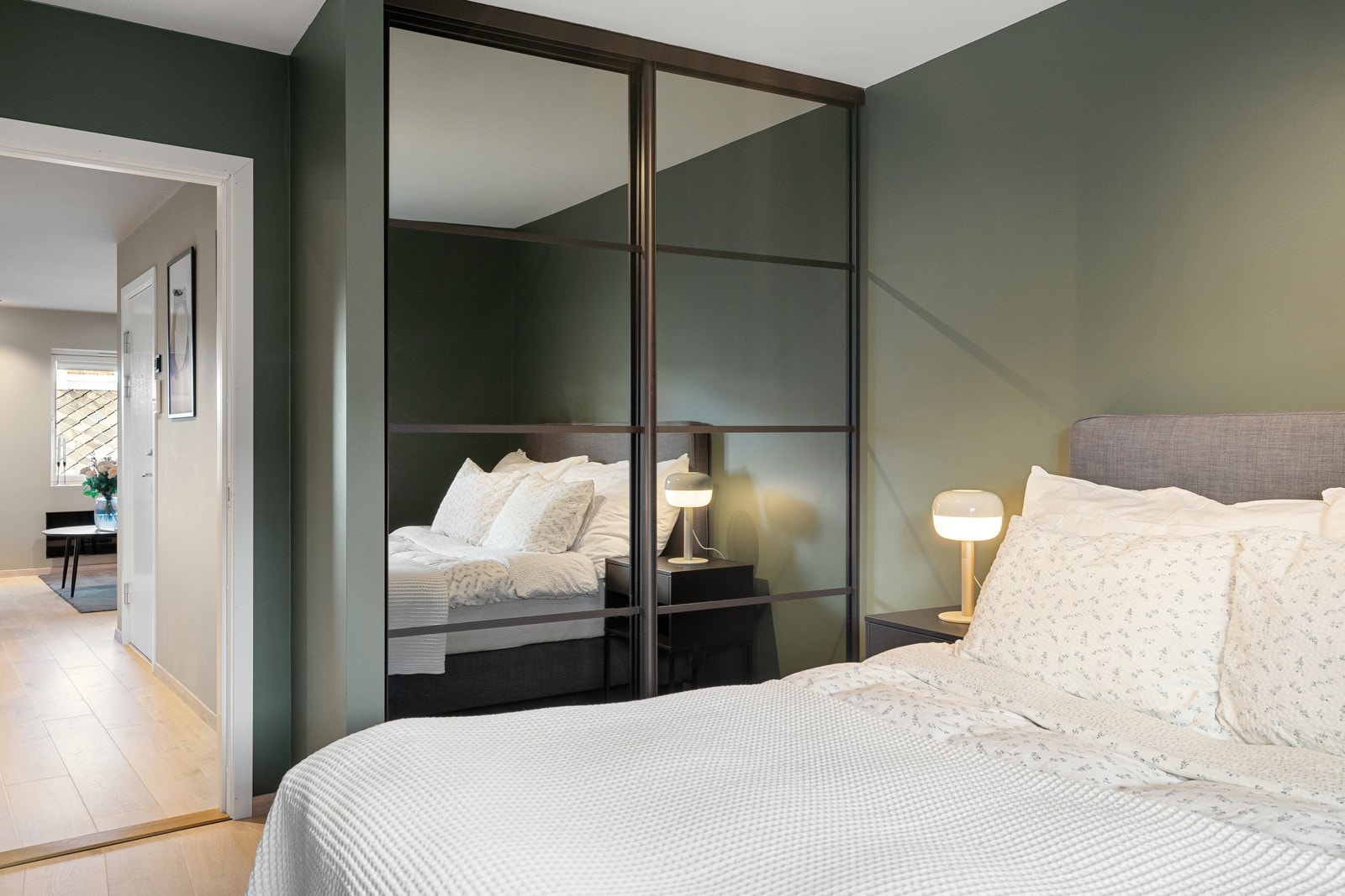 Hoved soverommet er utstyrt med en vid skyvedørs garderobe, og boligen disponerer i tillegg 3 boder med samlet areal på ca. 10 kvm. Galleribilde