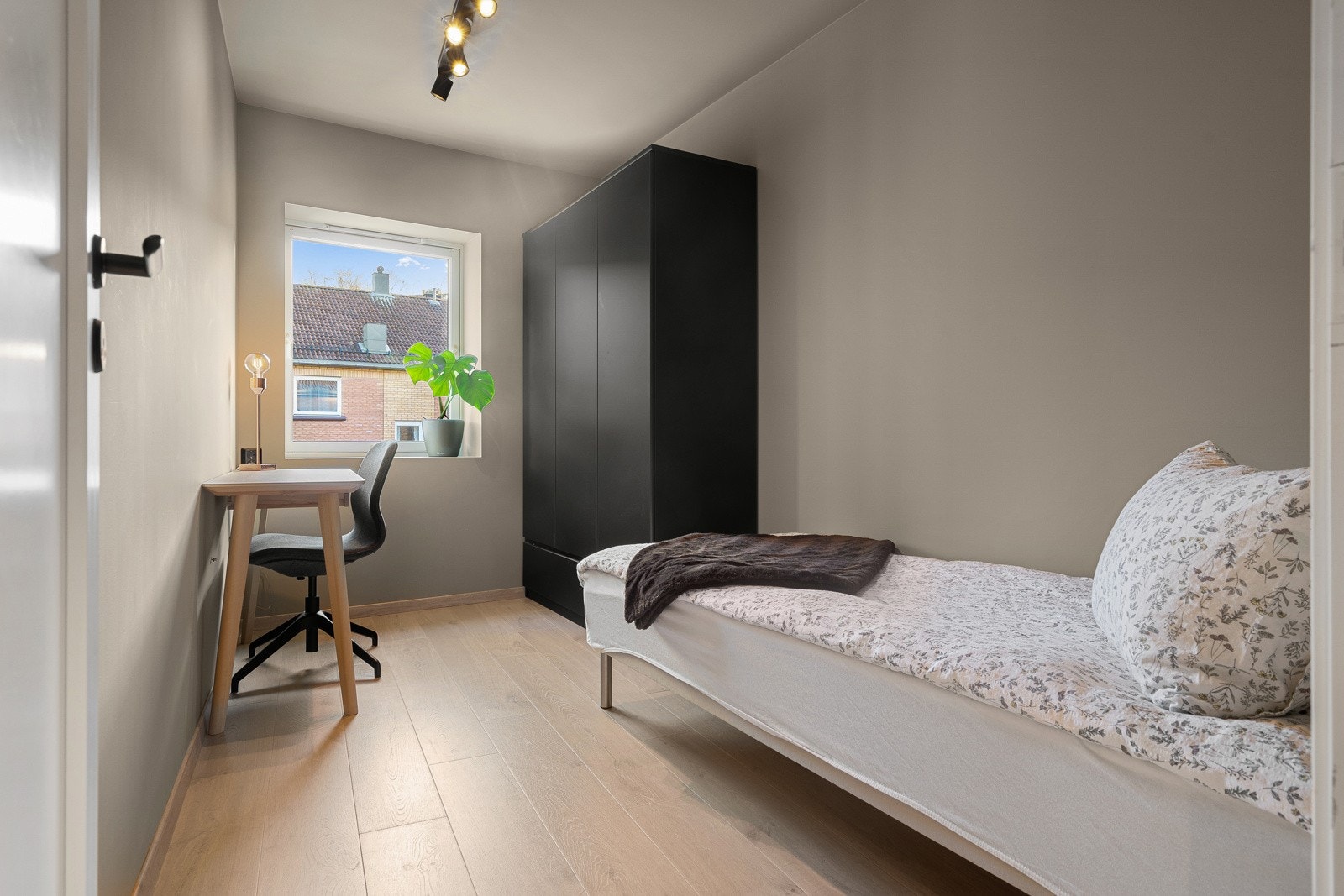 Soverom 2 utgjør ca. 8 kvm og har etablert dobbelt garderobeskap. Galleribilde