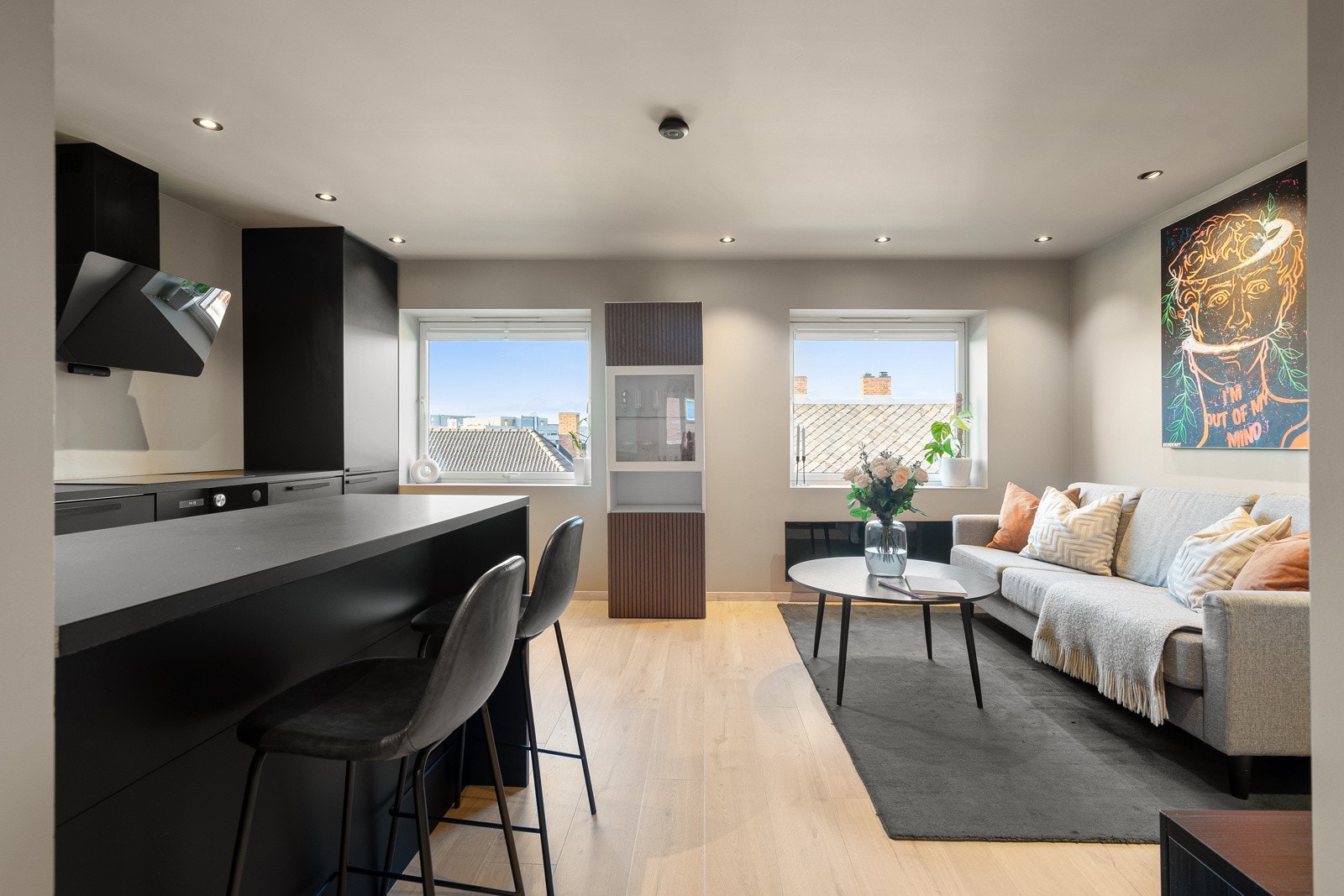 Plasseringen i 4. etasje bidrar til å skjerme for innsyn, og man får en privat bofølelse i et svært sentralt strøk. Galleribilde