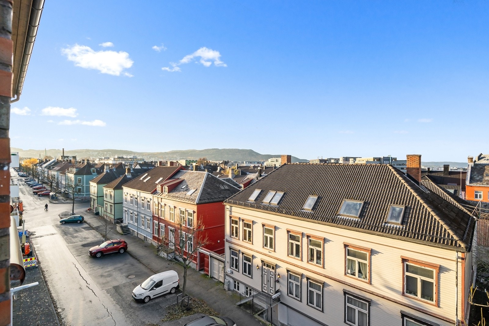 Leiligheten ligger rett ved siden av Solsiden med en rekke restauranter, utesteder, kjøpesenter og andre fasiliteter. Dagligvarehandelen kan gjøres på blant annet Rema 1000, Coop m.m. Holdeplass for buss er Buran og ligger ca. 300 meter fra boligen. Galleribilde