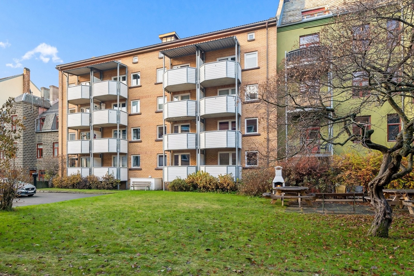 Boligen har en gunstig plassering i toppetasjen i et ettertraktet strøk på Møllenberg. Leiligheten i bygget disponerer en hyggelig felles bakgård, og har et rikt sentrums tilbud innen kort gange. Galleribilde