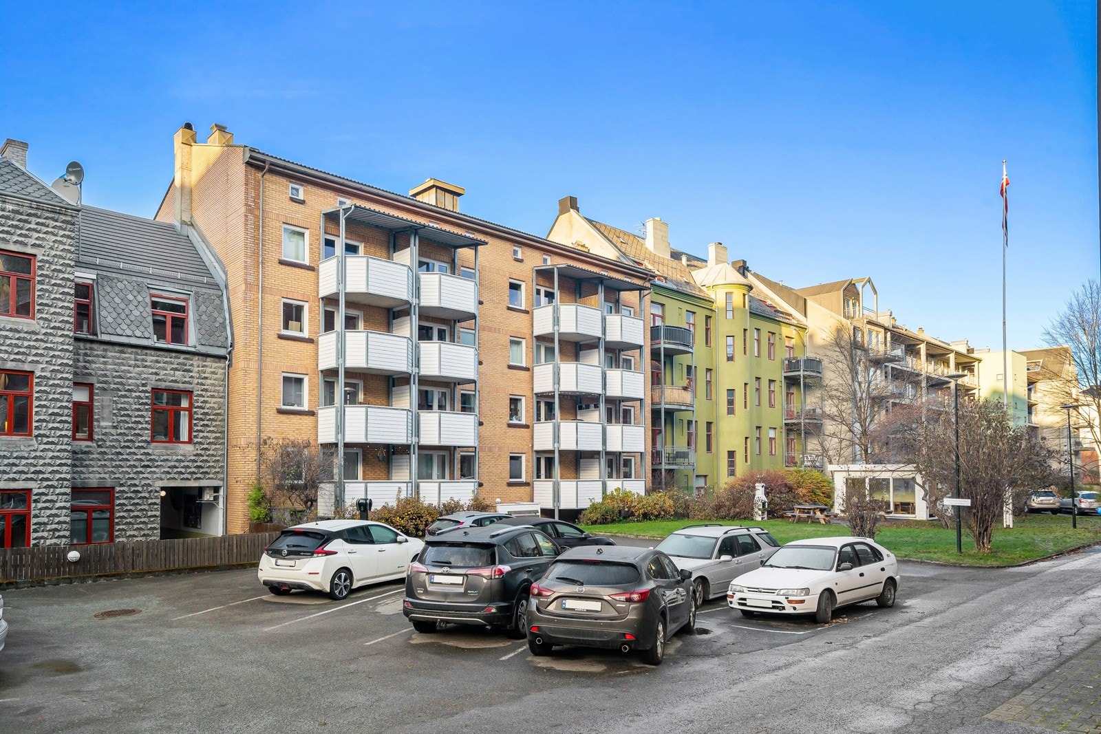 Ledige parkeringsplasser kunngjøres ved oppslag i borettslaget, og tildeles av styret i Møllenberg borettslag. Borettslaget har etablert 8 el-bil ladere sommeren 2023. Galleribilde