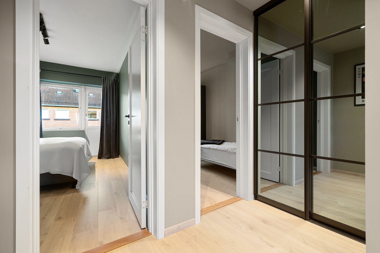 Innbydende gangareal med god lagring i skyvedørs garderobe med speildører. Galleribilde