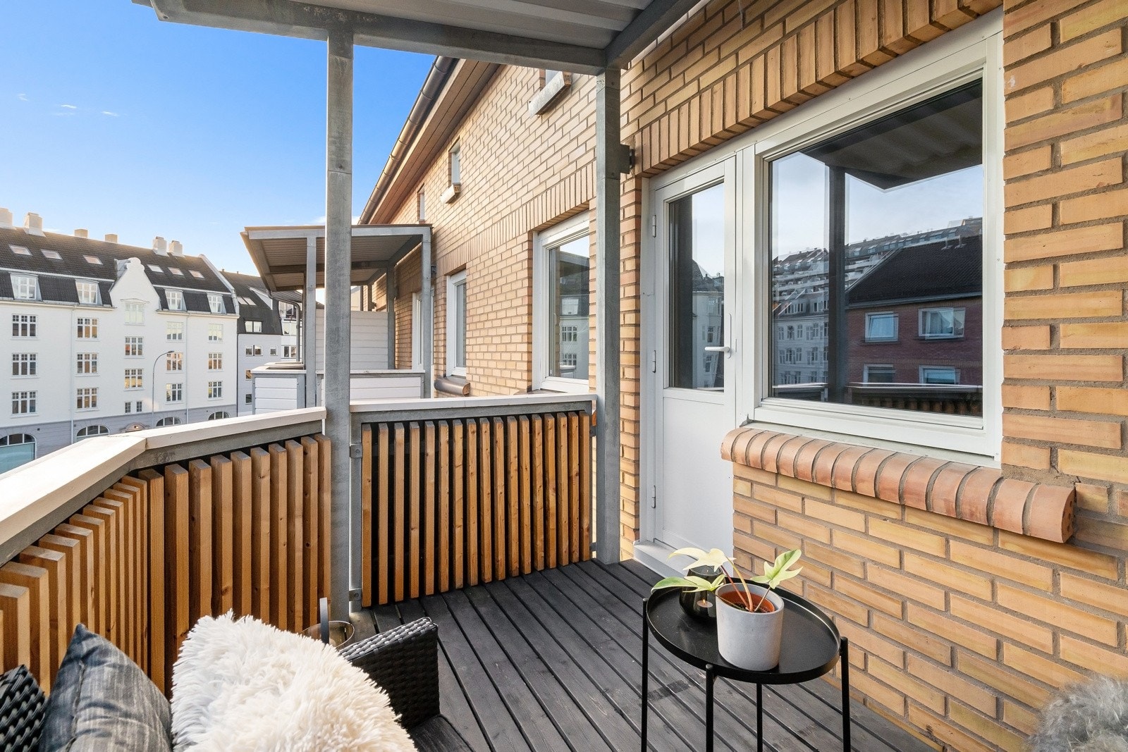 Balkongen vender mot sydøst og har sola fra morgen og til ca. kl. 16 på sommerstid. Galleribilde