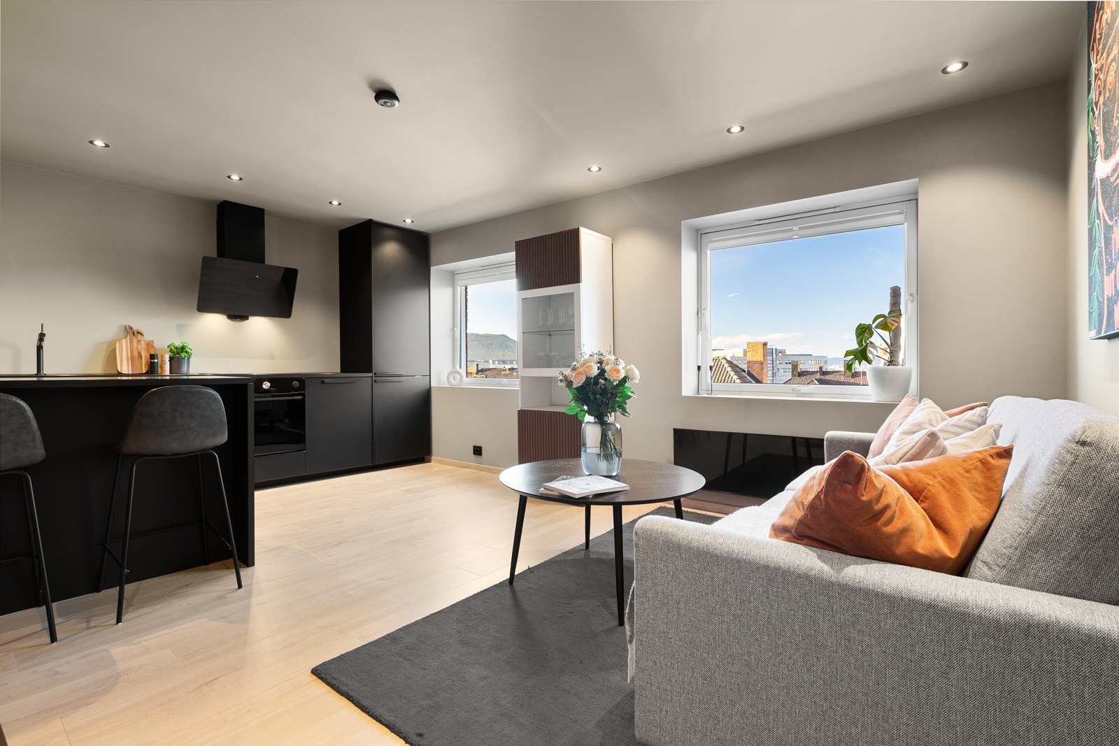 EIE eiendomsmegling ved Daniel Bruce har gleden av å presentere Nedre Møllenberg gate 87B! - En moderne og strøken 3-roms leilighet i toppetasje med herlige sol- og utsiktsforhold. Galleribilde