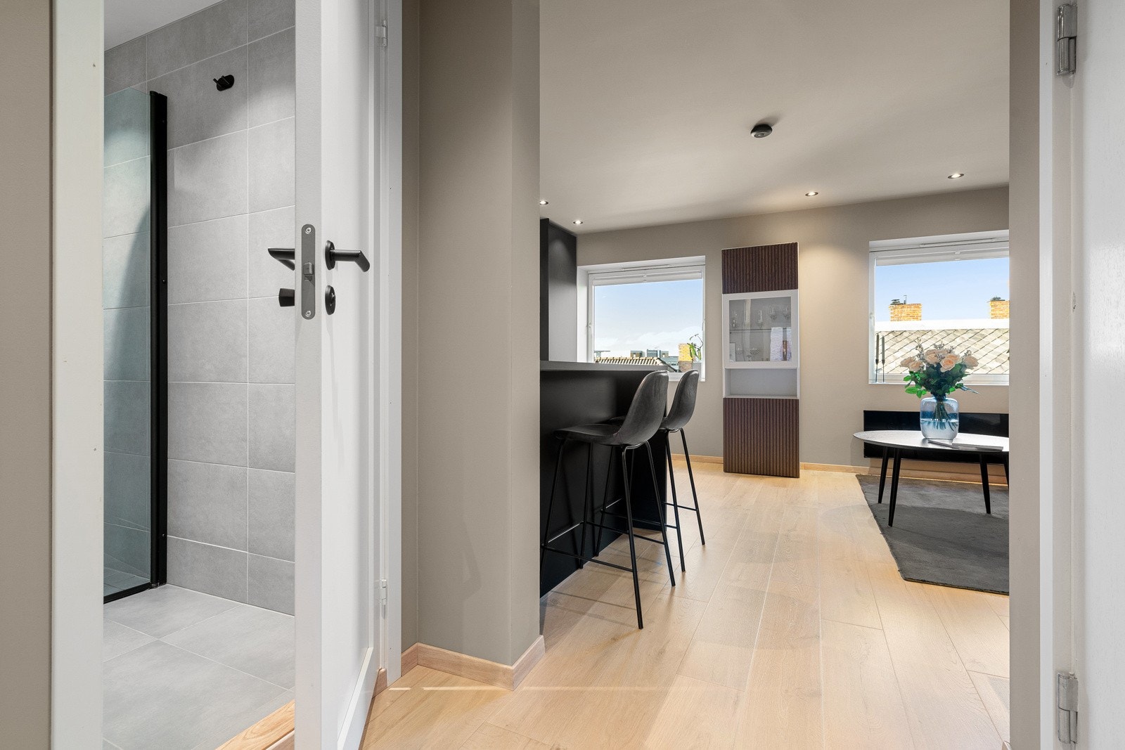 Boligen har et gjennomført og moderne helhetsinntrykk som gir en tidsriktig fremtoning i alle rom. Galleribilde