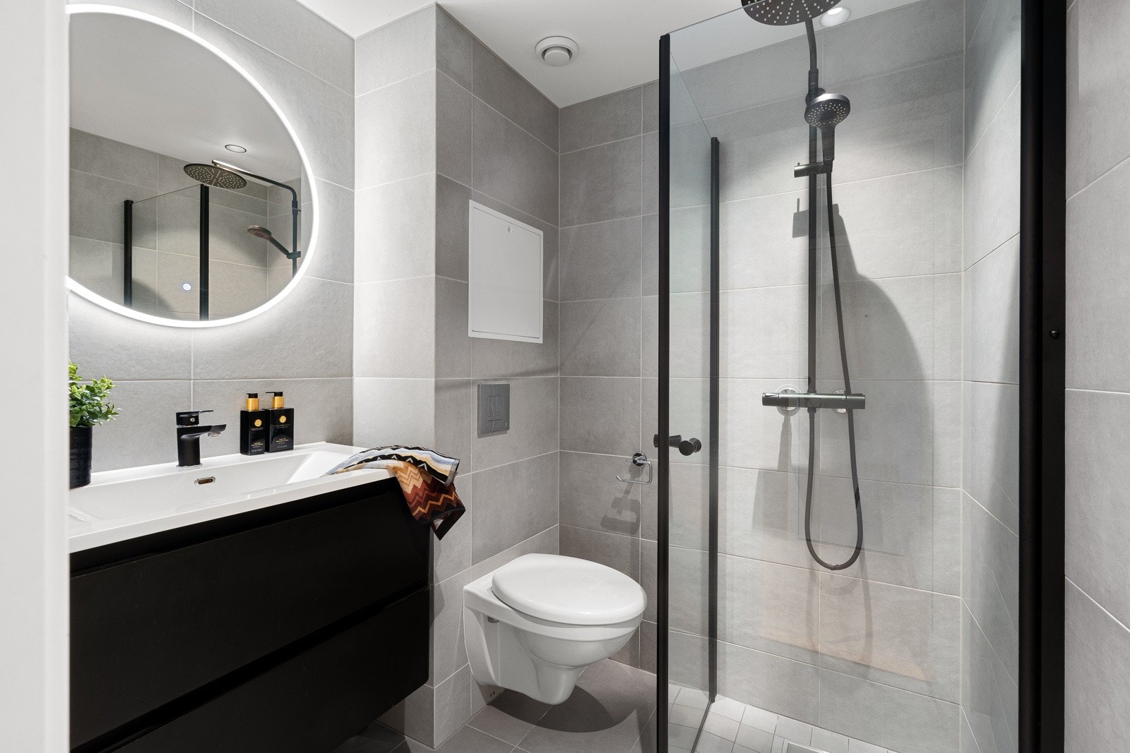 Badet fremstår som delikat og moderne, og er utstyrt med mekanisk avtrekk og gulvvarme. Galleribilde