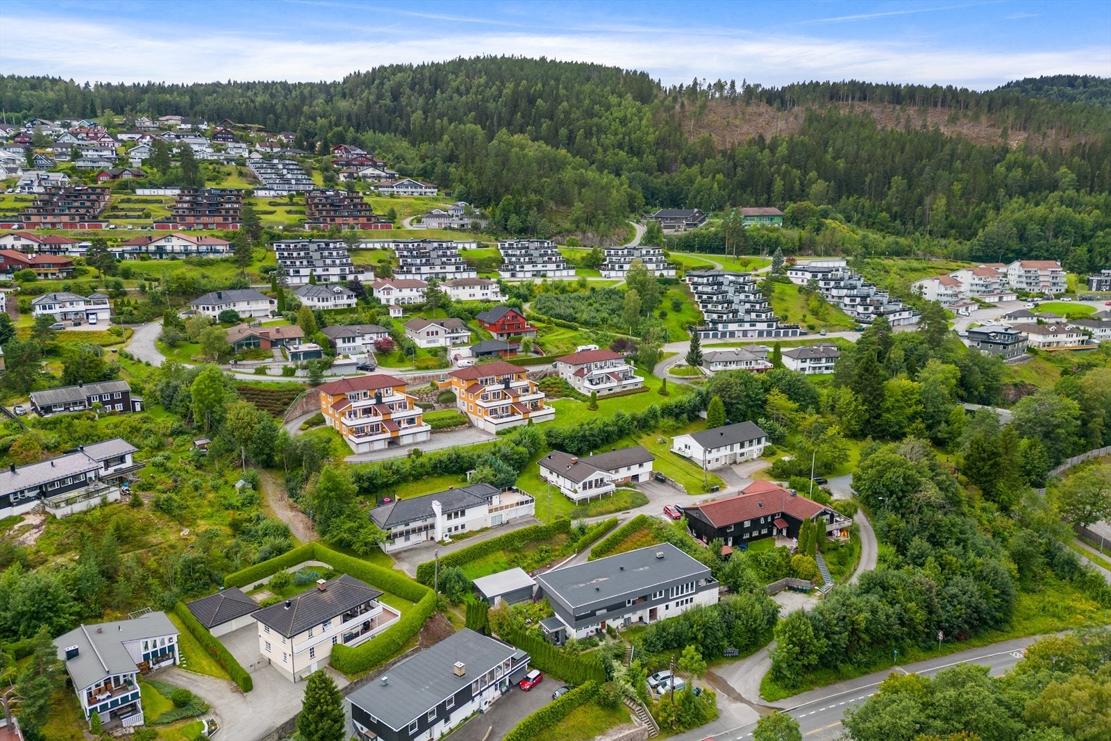 Eiendommen har nærhet til naturen med flott turterreng, i skogen rett ovenfor huset er det også lysløype, et supert tiltak for fine turer høst- og vinterstid Galleribilde