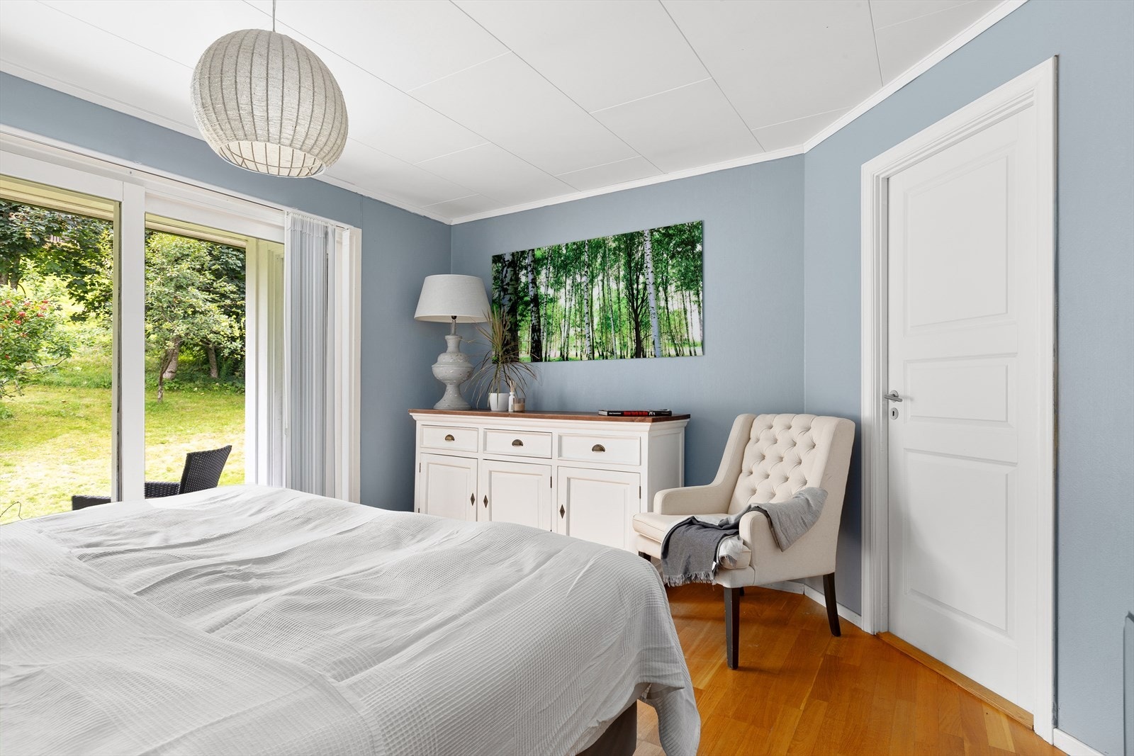 Soverommet har godt med naturlig lys via skyvedør, med videre adkomst til hagen Galleribilde