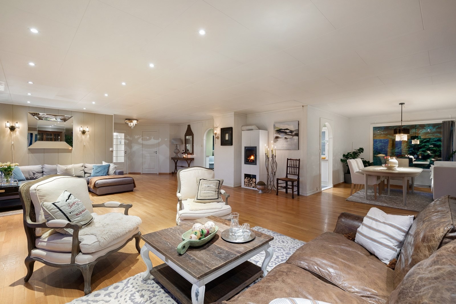 Stuen er stor og romslig med god plass for både store og små Galleribilde