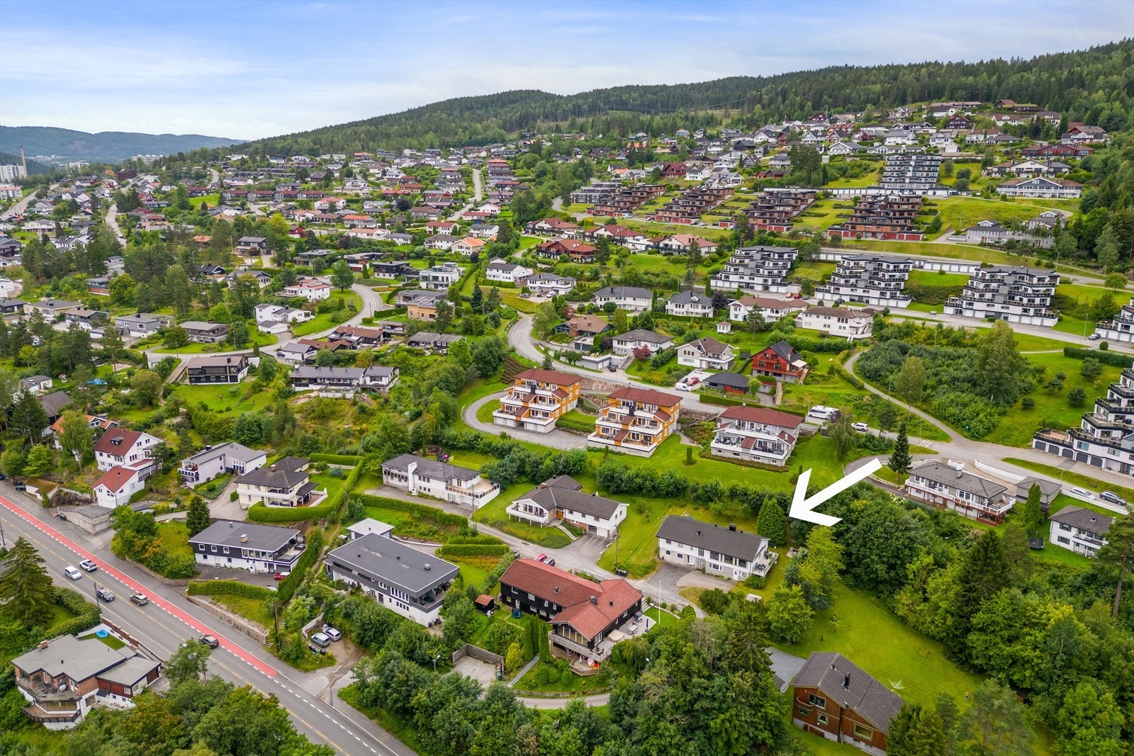 Dette er en meget innholdsrik enebolig m/godkjent hybel, beliggende i blindvei i et attraktivt boligområde Galleribilde