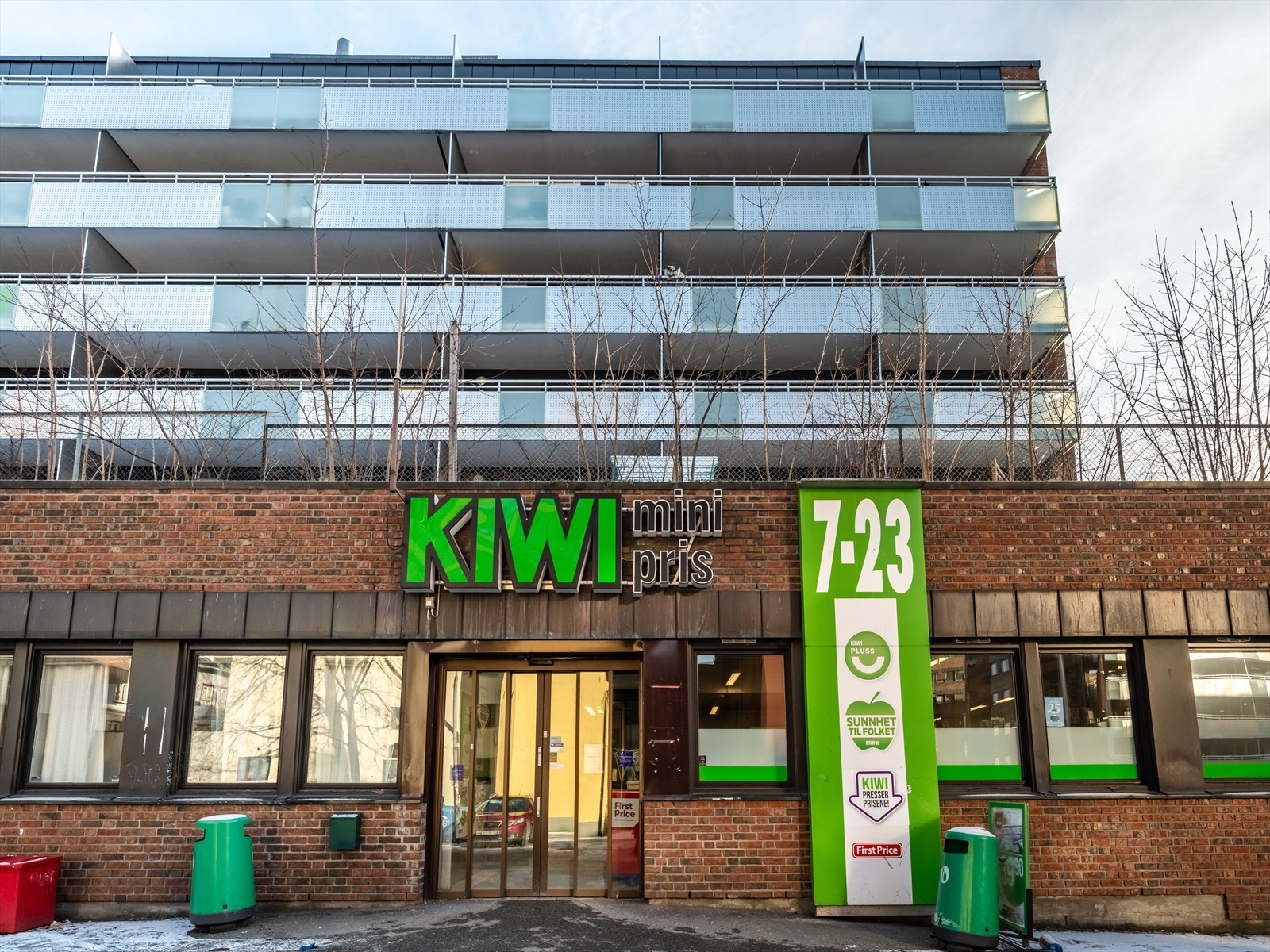 Rett over parkeringsplassen ligger Kiwi, som er åpen fra morgen til kveld. Galleribilde