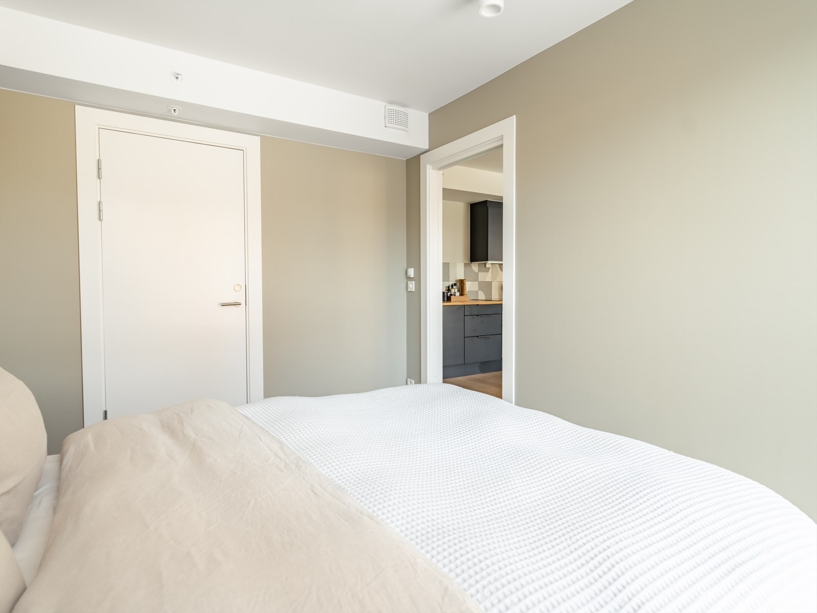 Hele leiligheten er malt etter en svært tidløs og fin fargepalett. Galleribilde