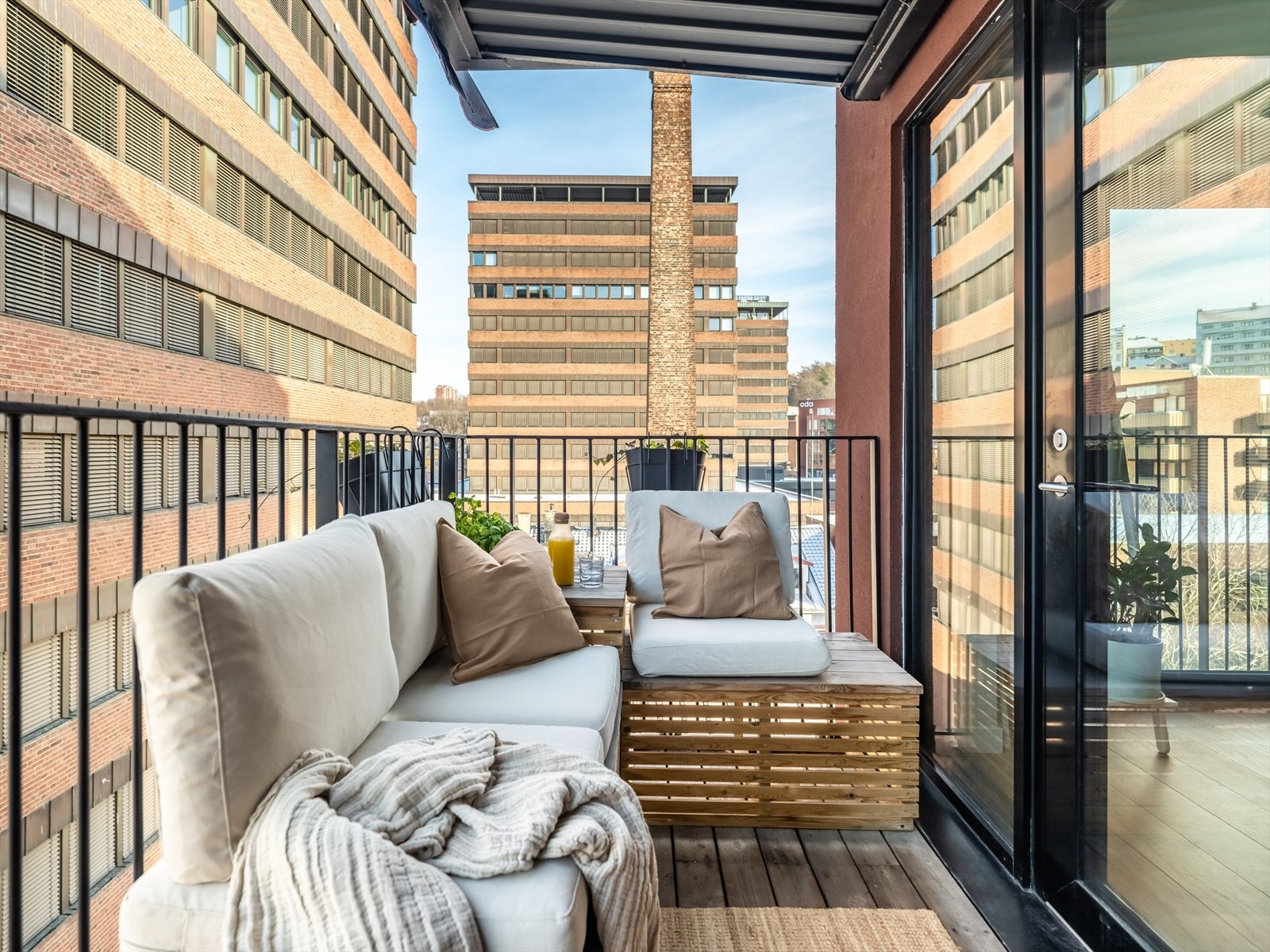 Da bades balkongen i sollys helt til solnedgang. Det beste av to verdener, der altså. Galleribilde