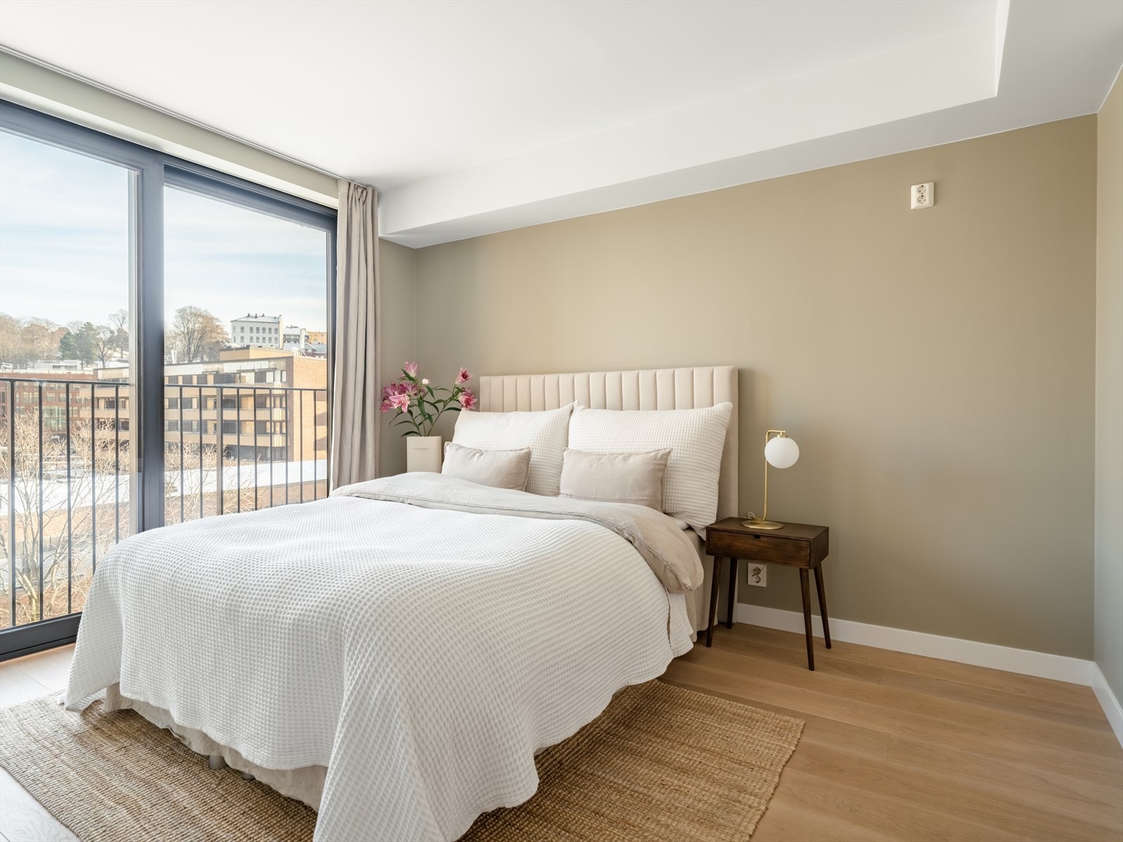 Også soverommet har vindusflater som strekker seg fra gulv til tak. Galleribilde