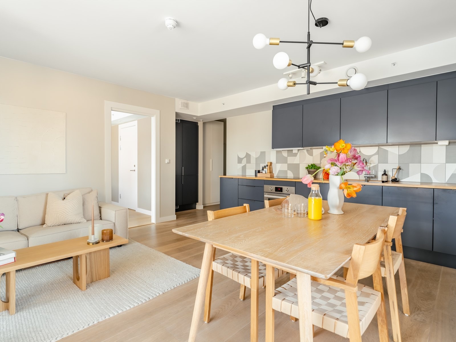 Det er også raust med stikkkontakter til kjøkkenmaskiner, til deg som er glad i å lage mat. Det er fint med skapplass i både over- og underskap. Hvitevarer, som stekeovn, koketopp, oppvaskmaskin og kombi kjøle- og fryseskap, følger med på kjøpet. Galleribilde