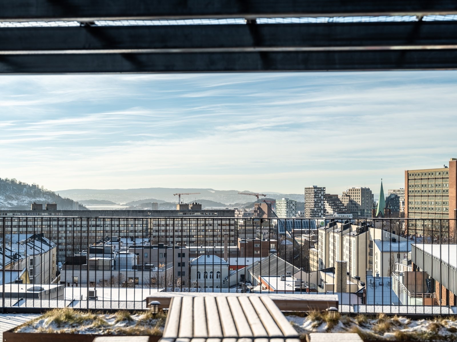 Nevnte vi at det var utsikt over hele byen? Det er også utsikt ut mot fjorden. Galleribilde