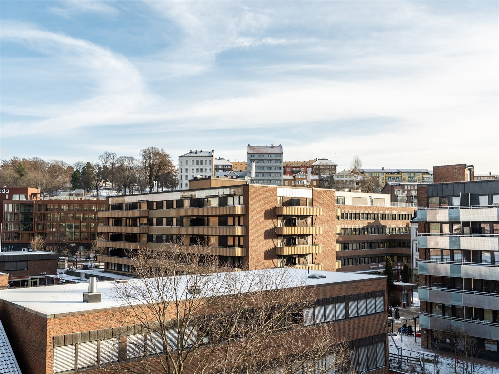 Hele sommersesongen vil du hver morgen få besøk av solen som skinner inn over trærne i Kampen park. Her kan du stå i morgenkåpe med kaffekoppen i hånden mens du skuer utover byen som våkner til liv. Galleribilde