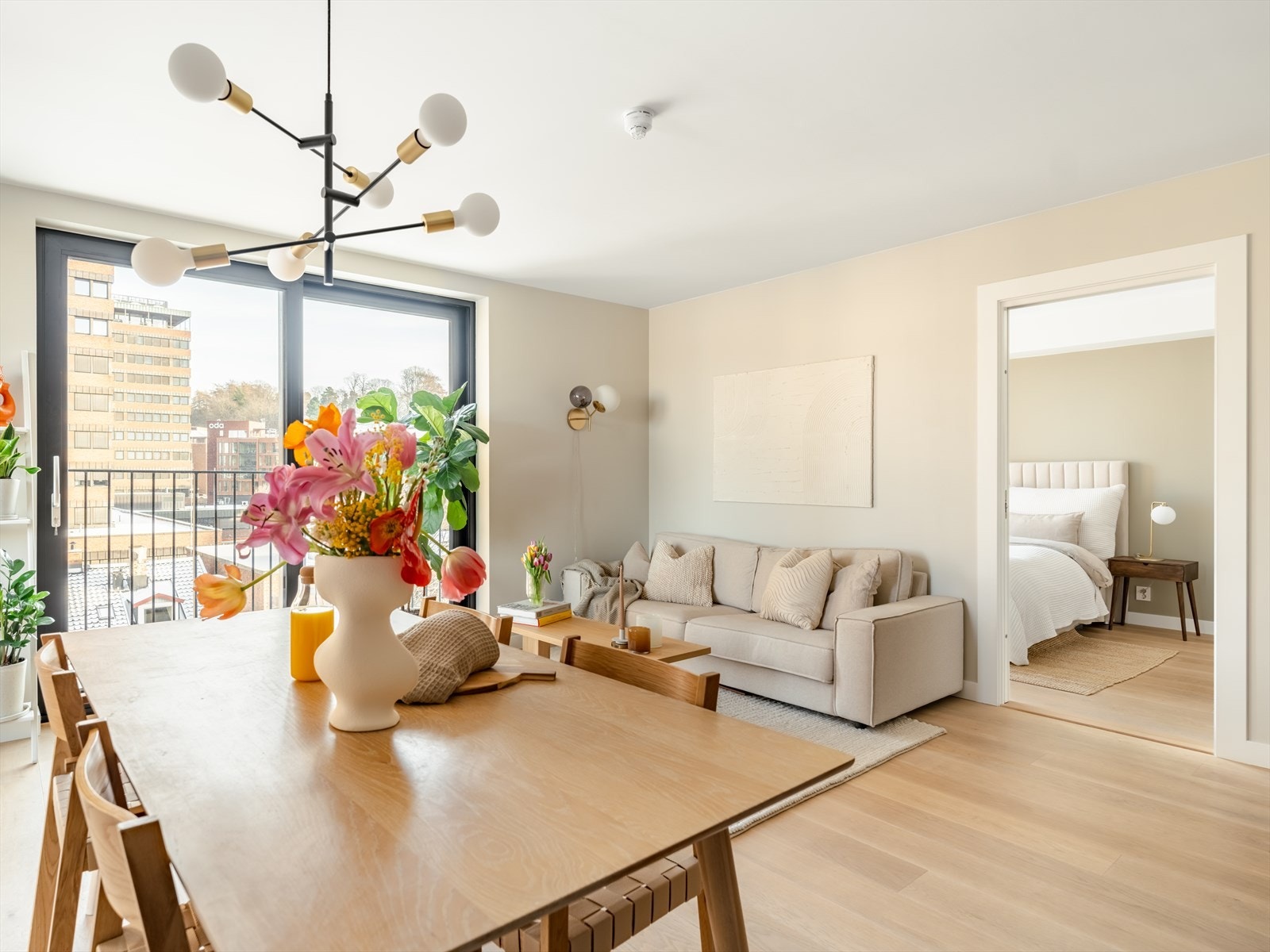 Begge sidene i stuen har vinduer som strekker seg fra gulv til tak. Fra stuen har du ikke bare en romslig balkong, men også en fransk balkong på motsatt hjørne. Ellers er det balansert ventilasjon i alle rom, samt vannbåren gulvvarme. Galleribilde