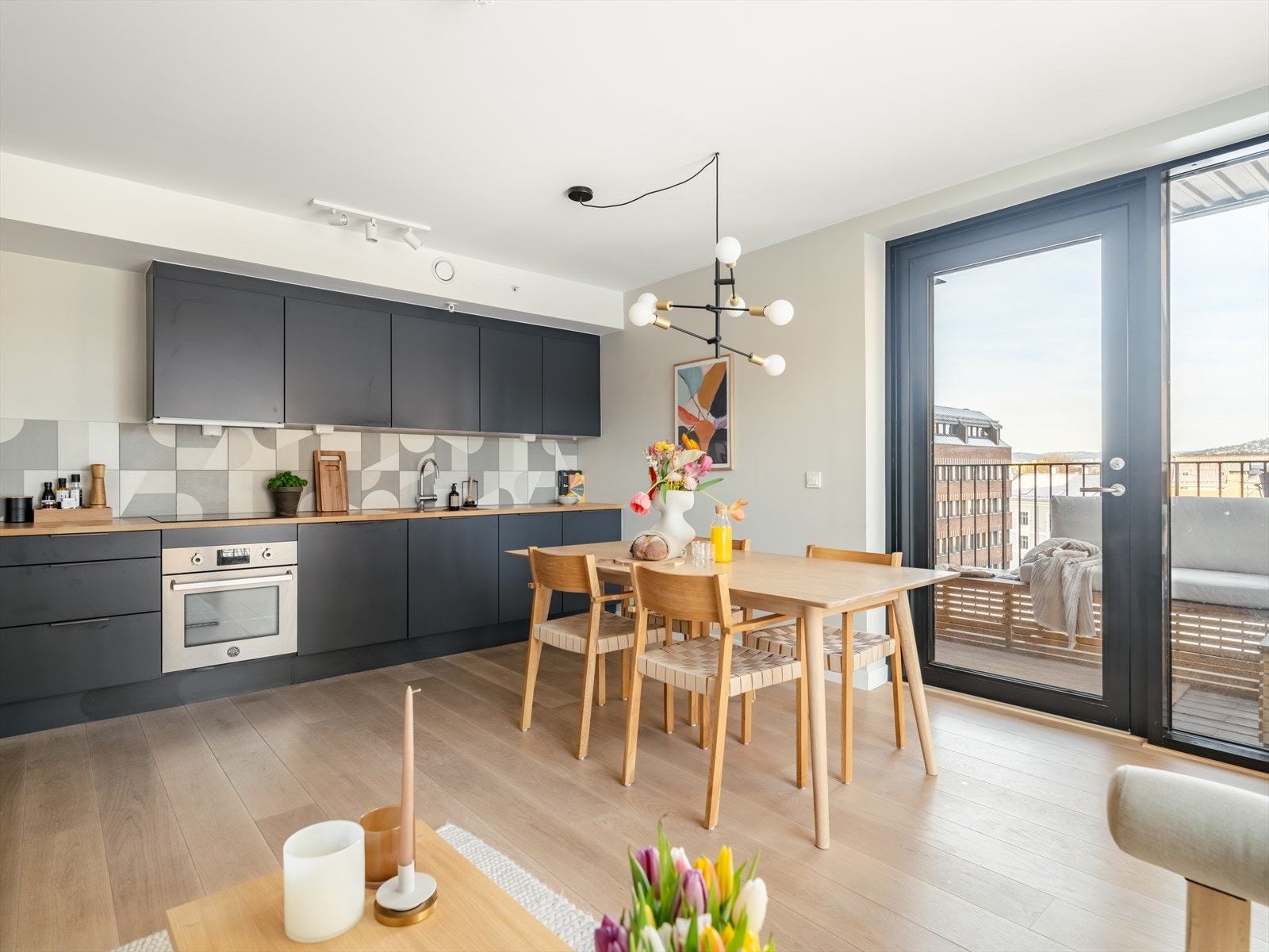 Det ville vært unaturlig å beskrive stuen uten å nevne kjøkkenet, for disse rommene henger fint sammen i en åpen løsning. Ettersom hele leiligheten var ny i 2019, er ikke kjøkkenet noe unntak. Kjøkkenet preges av at det er tatt eksklusive valg. Galleribilde