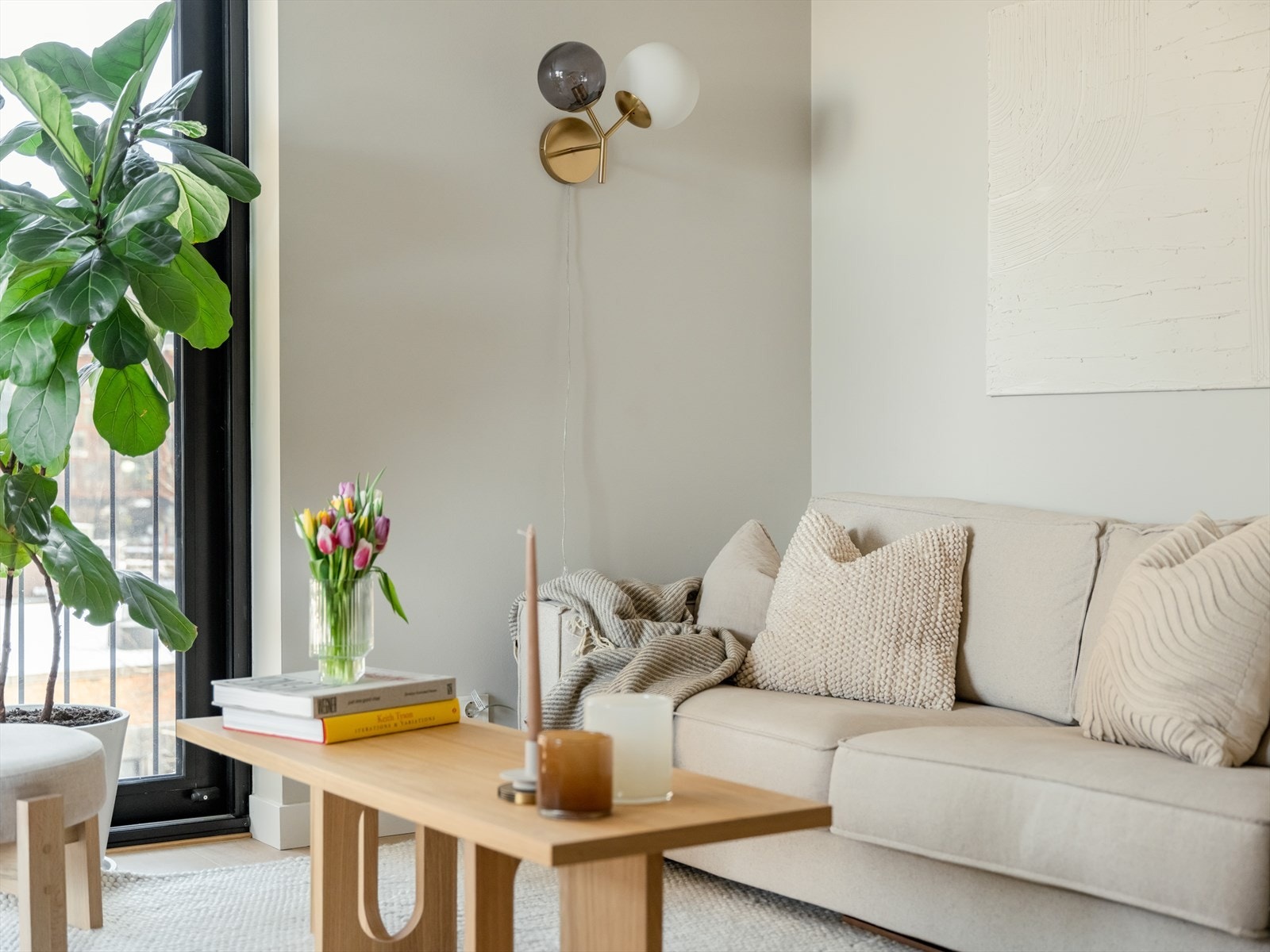 I sommersesongen kan begge balkongdørene stå åpne, og slippe inn den deilige sommerluften. På den tiden av året skinner solen inn gjennom den franske balkongen på morgenen, og inn gjennom balkongen på ettermiddagen. Galleribilde