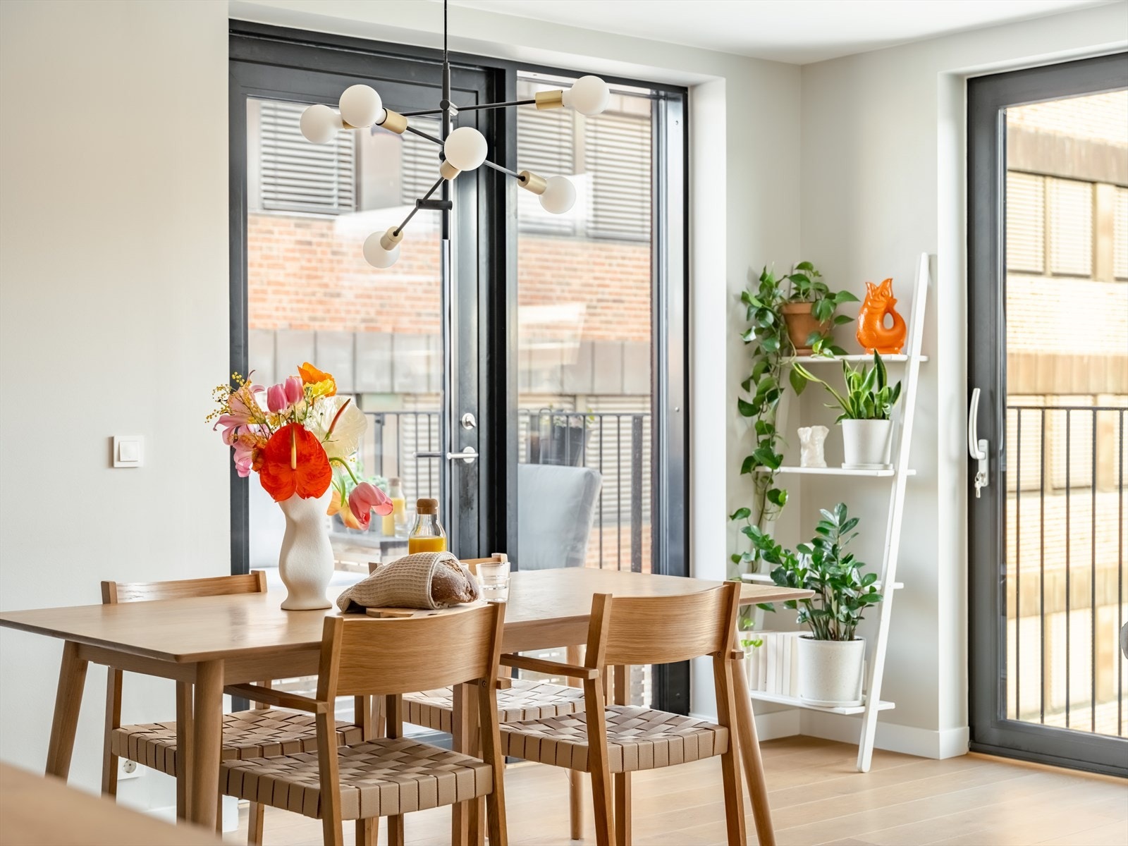 Ettersom leiligheten ligger på hjørnet av bygget, er det nydelig lysinnslipp inn i rommet fra to sider. Galleribilde