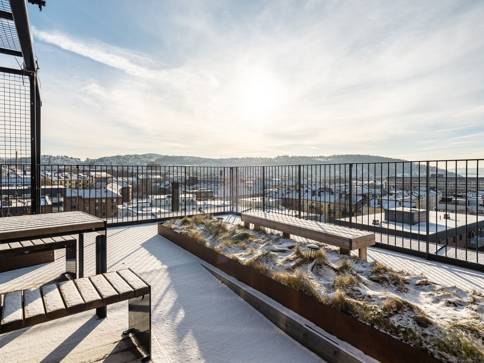 En nydelig felles takterrasse, med både sol og utsikt over hele byen. Galleribilde