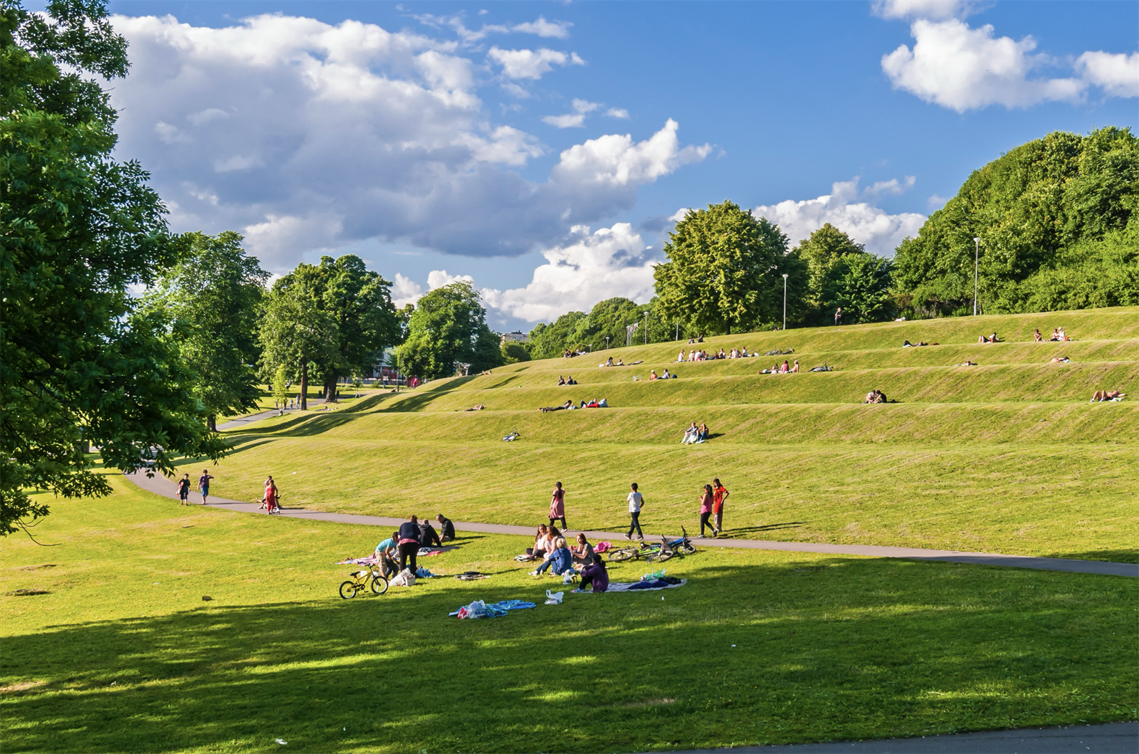 Området rundt leiligheten byr på et mangfold av parker og grøntområder, som Ola Narr. Galleribilde